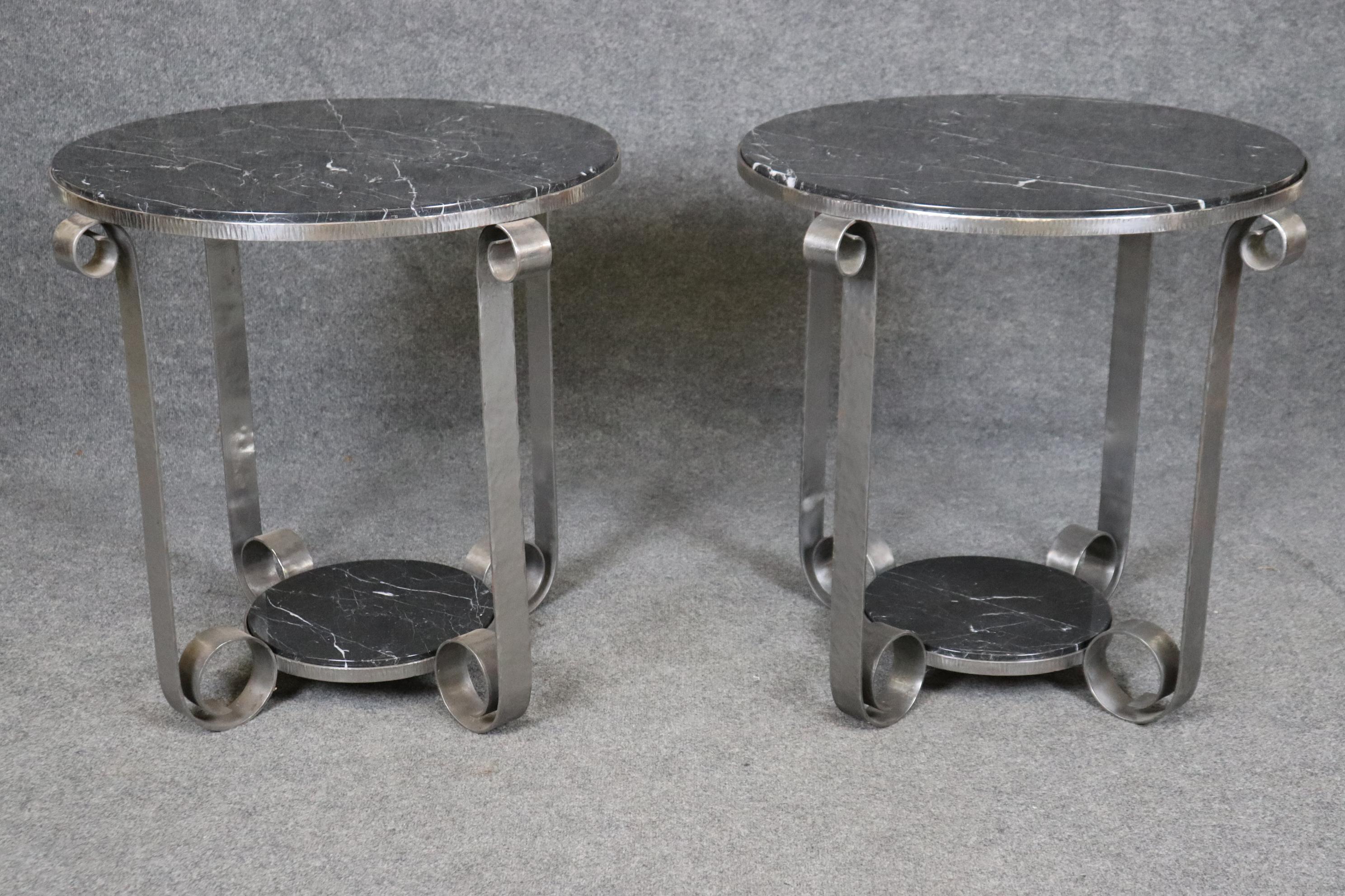 Il s'agit d'une paire spectaculaire de tables d'appoint Art déco d'époque, dans le style ou à la manière d'Edgar Brandt. Les tables présentent une belle forme de tulipe et sont en bon état. Les lourdes armatures en acier ou en fer sont en bon état.