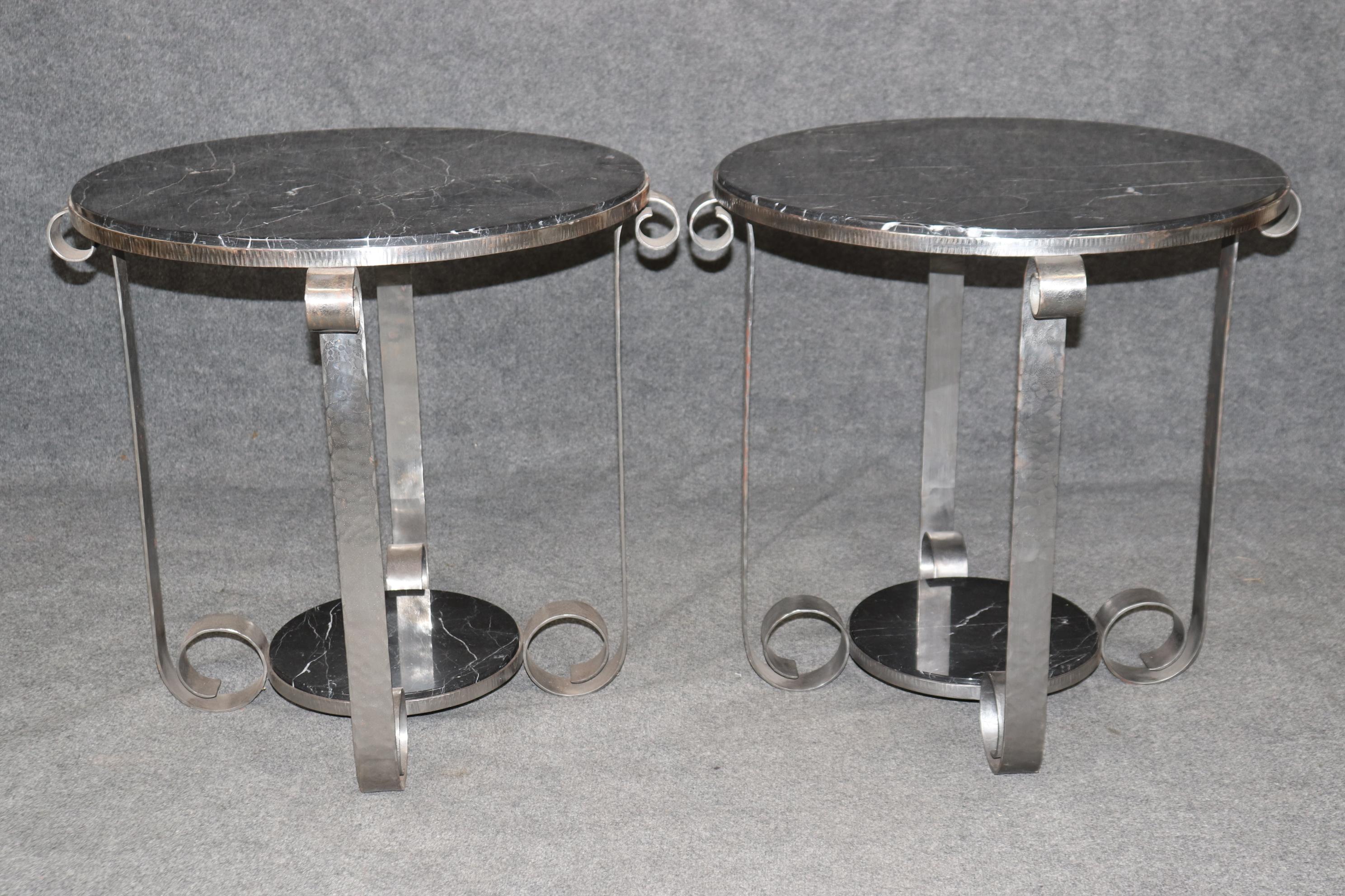 Art déco Paire de tables d'appoint Art Déco style Edgar Brandt en fer forgé Tulipe marbre noir en vente