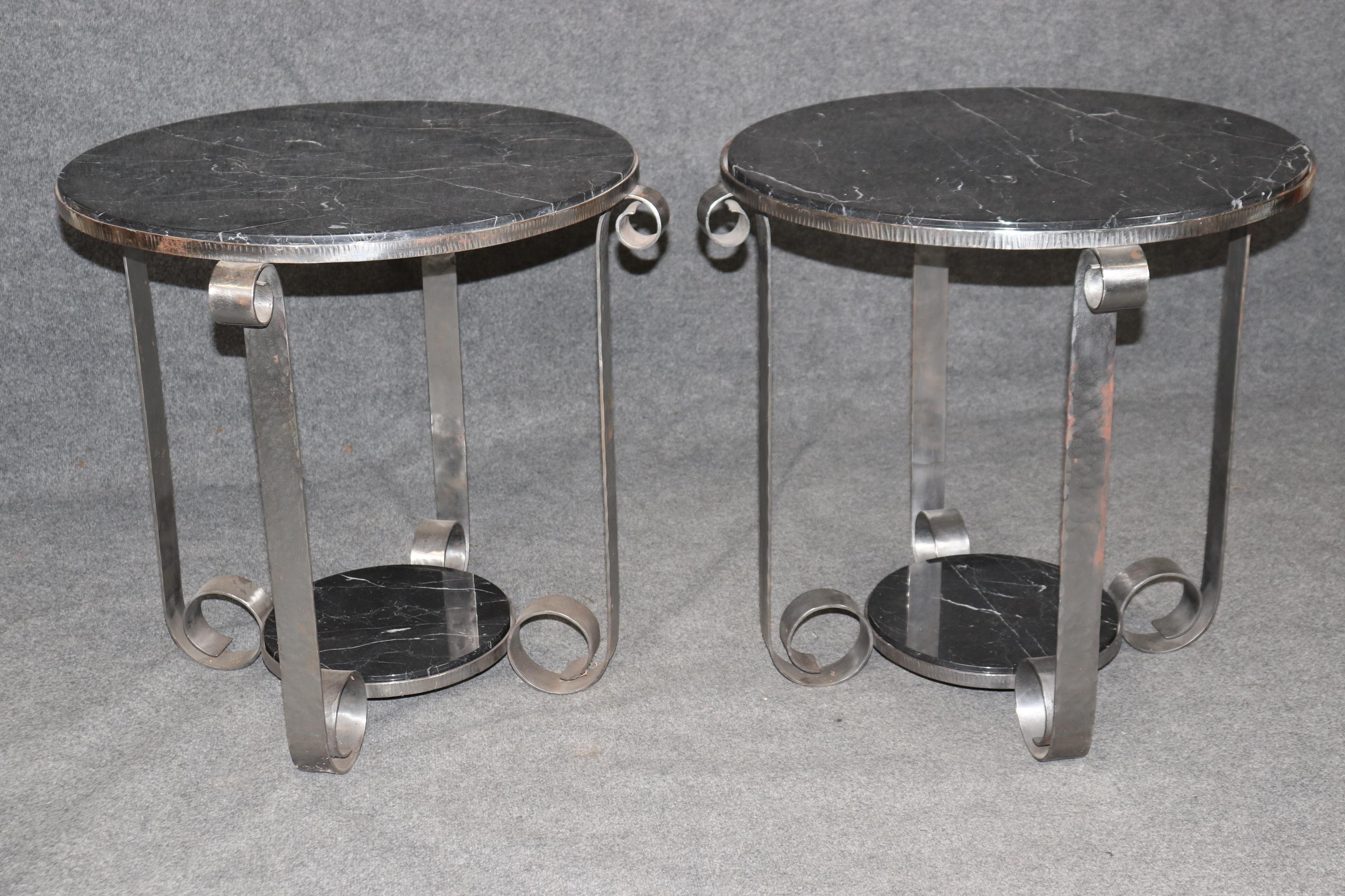 Français Paire de tables d'appoint Art Déco style Edgar Brandt en fer forgé Tulipe marbre noir en vente