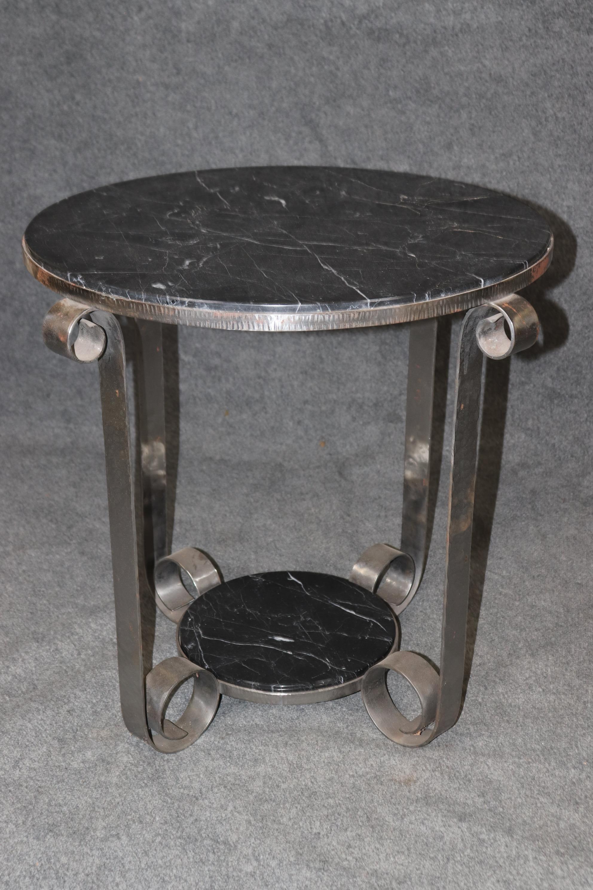 Paire de tables d'appoint Art Déco style Edgar Brandt en fer forgé Tulipe marbre noir Bon état - En vente à Swedesboro, NJ