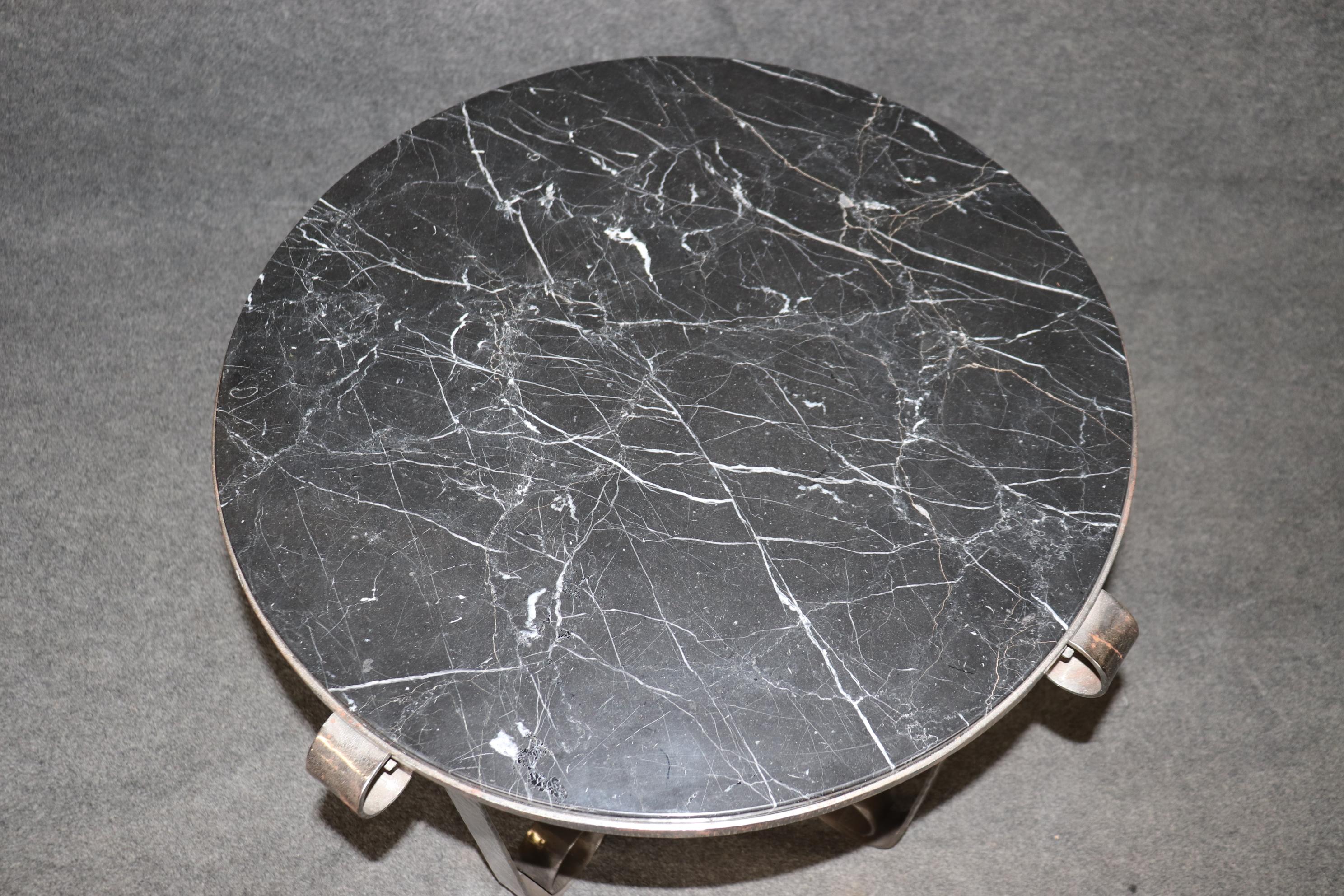 Début du 20ème siècle Paire de tables d'appoint Art Déco style Edgar Brandt en fer forgé Tulipe marbre noir en vente