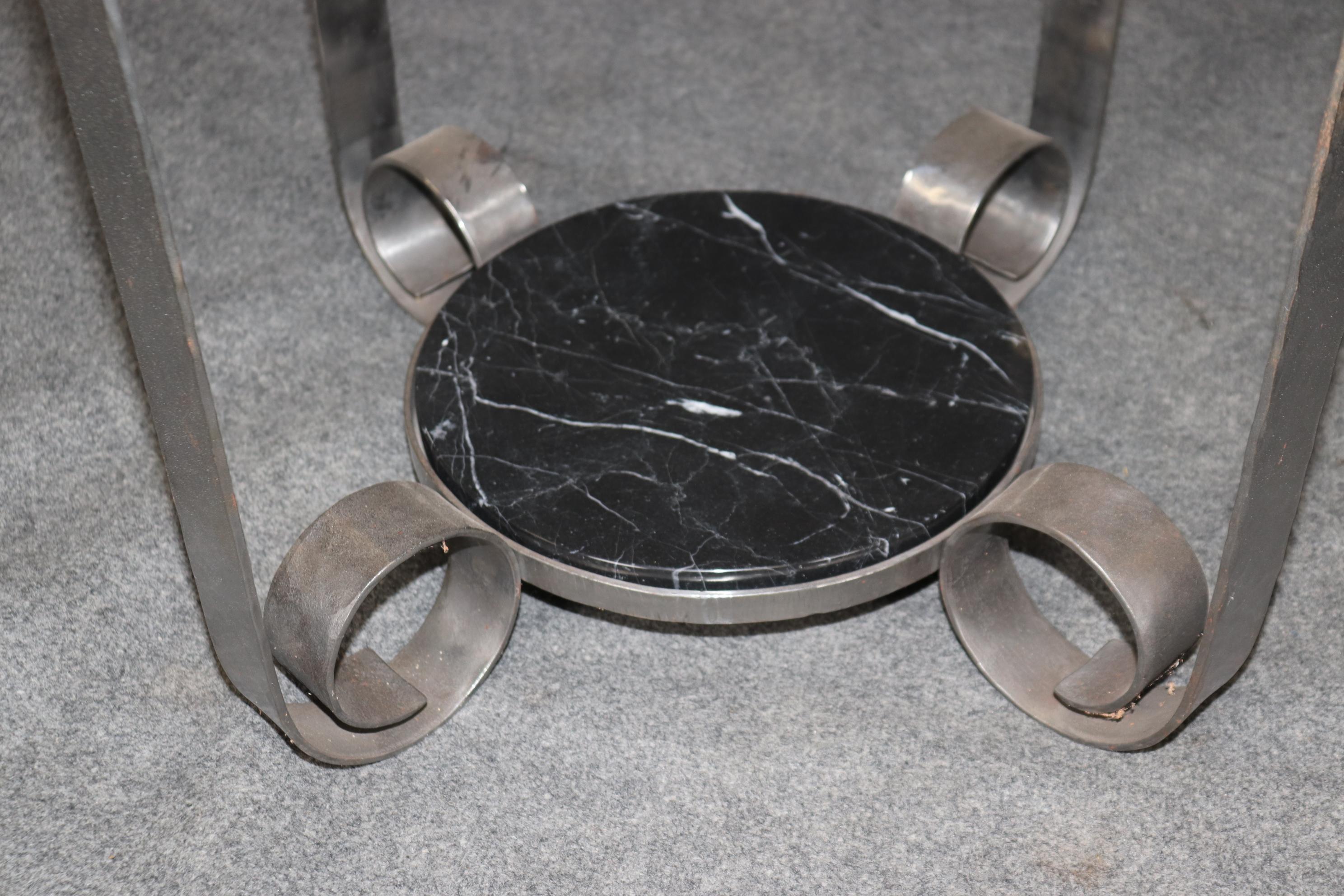 Paire de tables d'appoint Art Déco style Edgar Brandt en fer forgé Tulipe marbre noir en vente 1