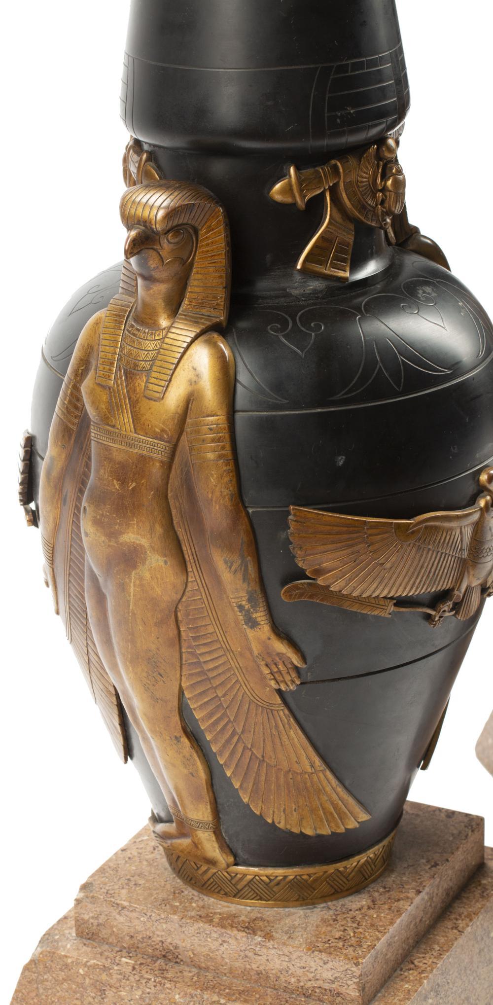 Zwei französische Vasen im Stil des ägyptischen Art-Déco-Revivals aus schwarzem Schiefergestein mit eingravierten Motiven und fein gegossenen und vergoldeten ägyptischen Motiven, darunter prominente Figuren des Sonnengottes Horus, der als Falke
