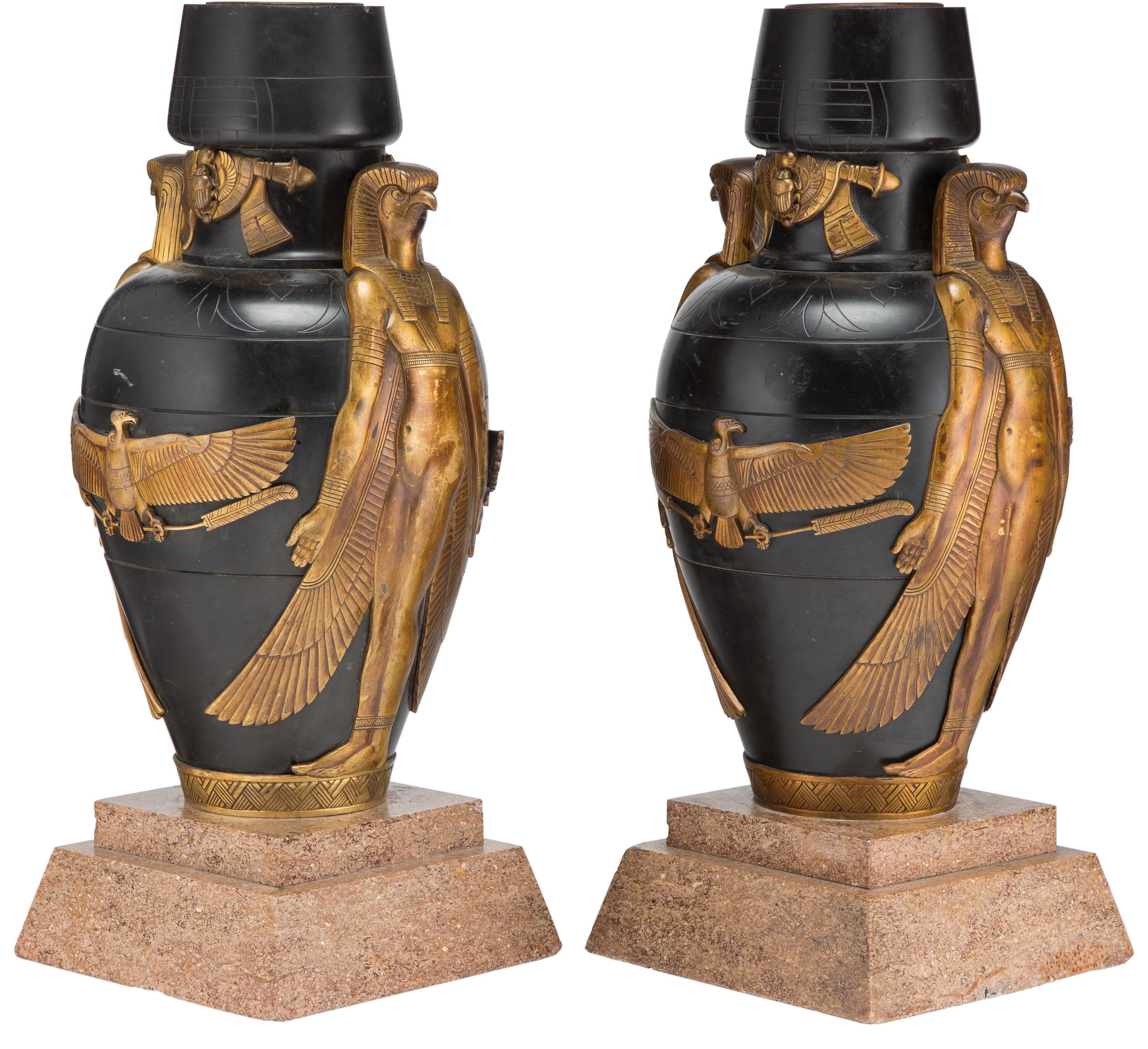 Francese Coppia di urne in bronzo, ardesia e granito in stile Art Deco egiziano Revival in vendita