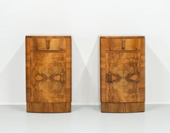 Coppia di comodini in noce figurato in stile Art Déco, anni ’30