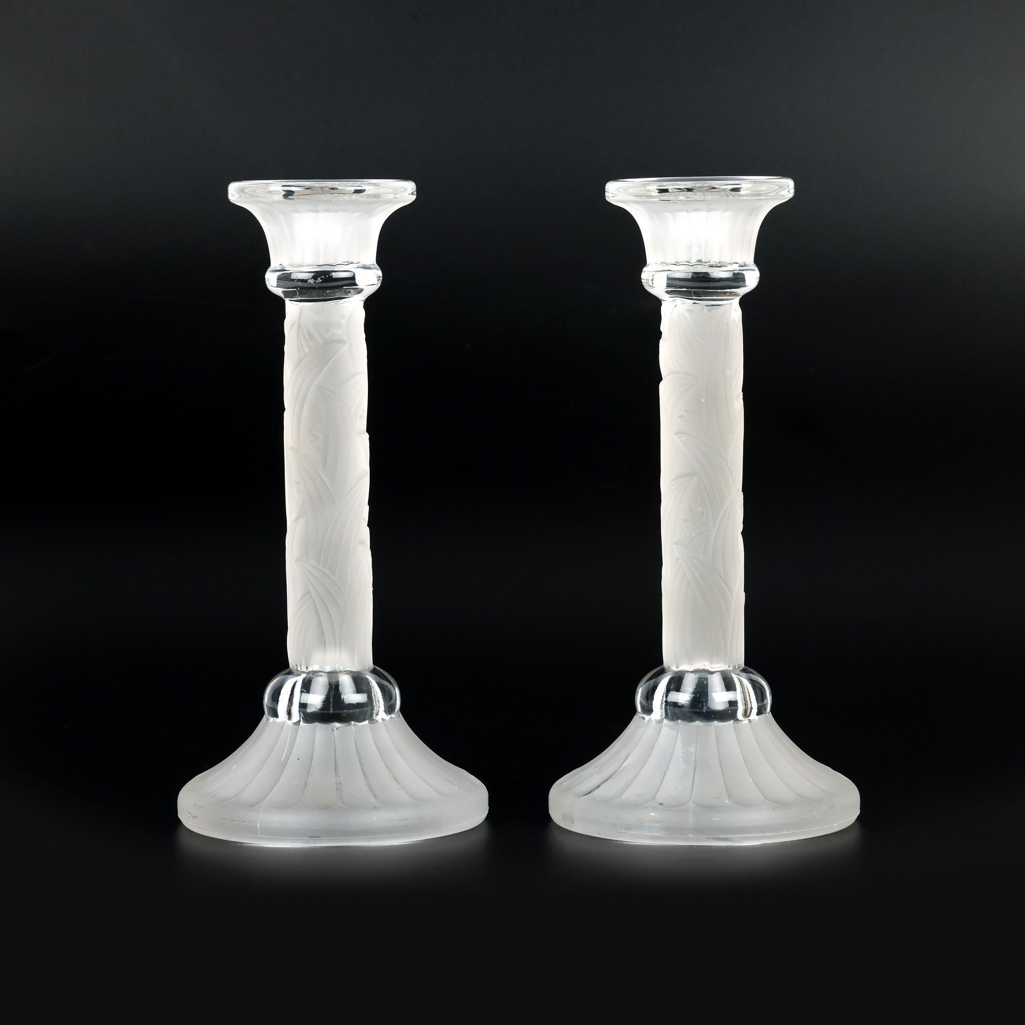 Vetro Coppia di candelieri a colonna in vetro smerigliato Art Deco in vendita