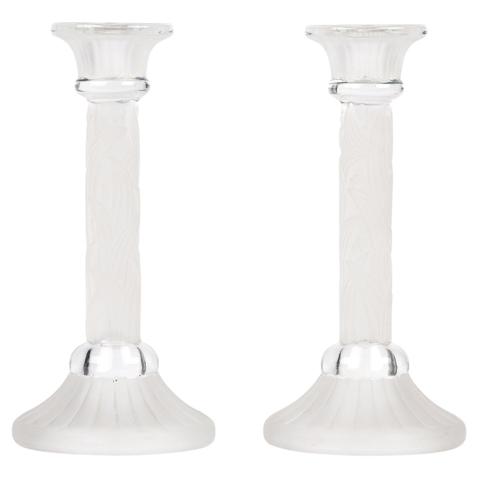 Coppia di candelieri a colonna in vetro smerigliato Art Deco