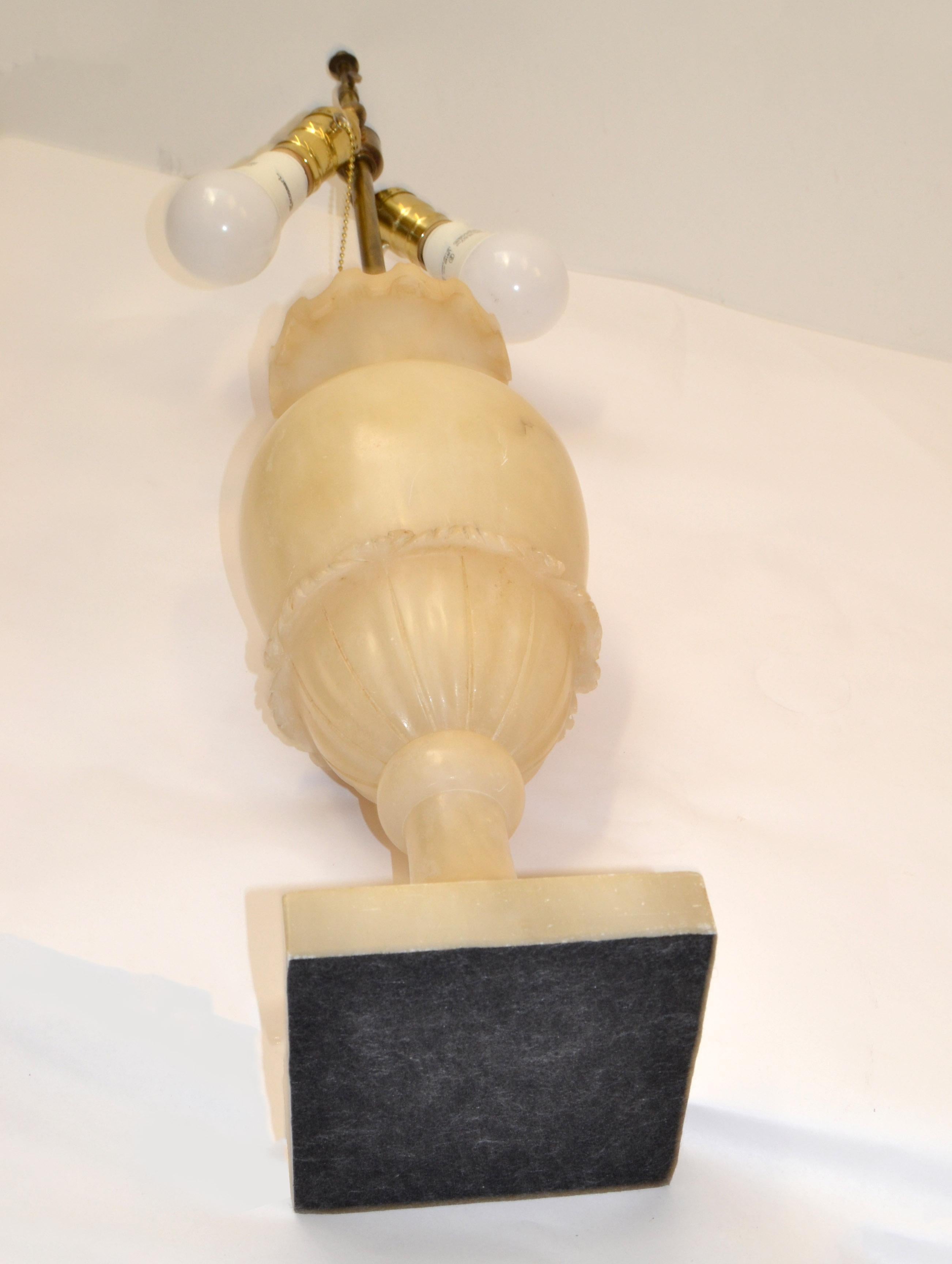 Paire de lampes de bureau Art Déco en forme d'urne en albâtre sculptées à la main avec doubles douilles en laiton  en vente 4