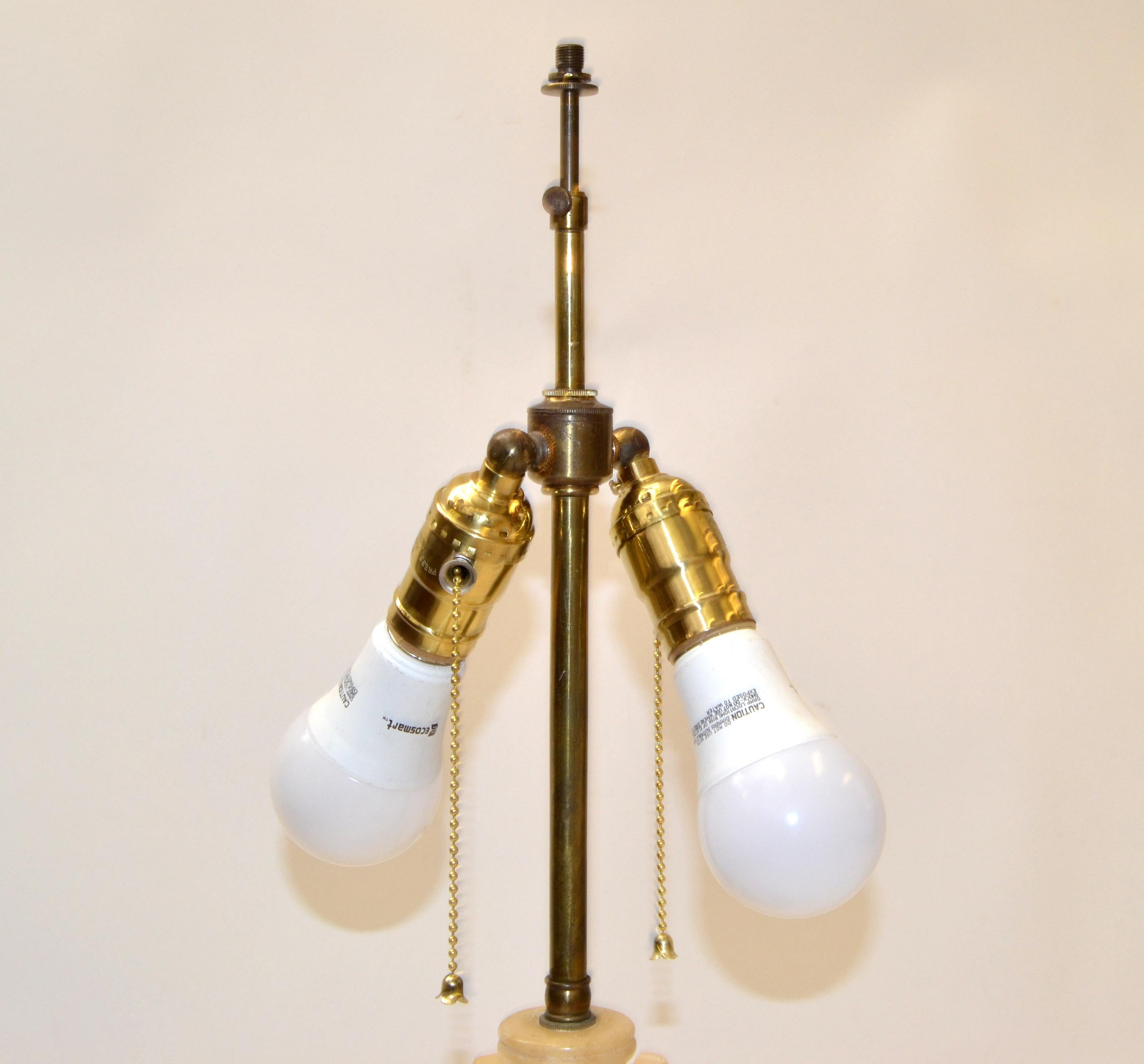Paire de lampes de bureau Art Déco en forme d'urne en albâtre sculptées à la main avec doubles douilles en laiton  en vente 6