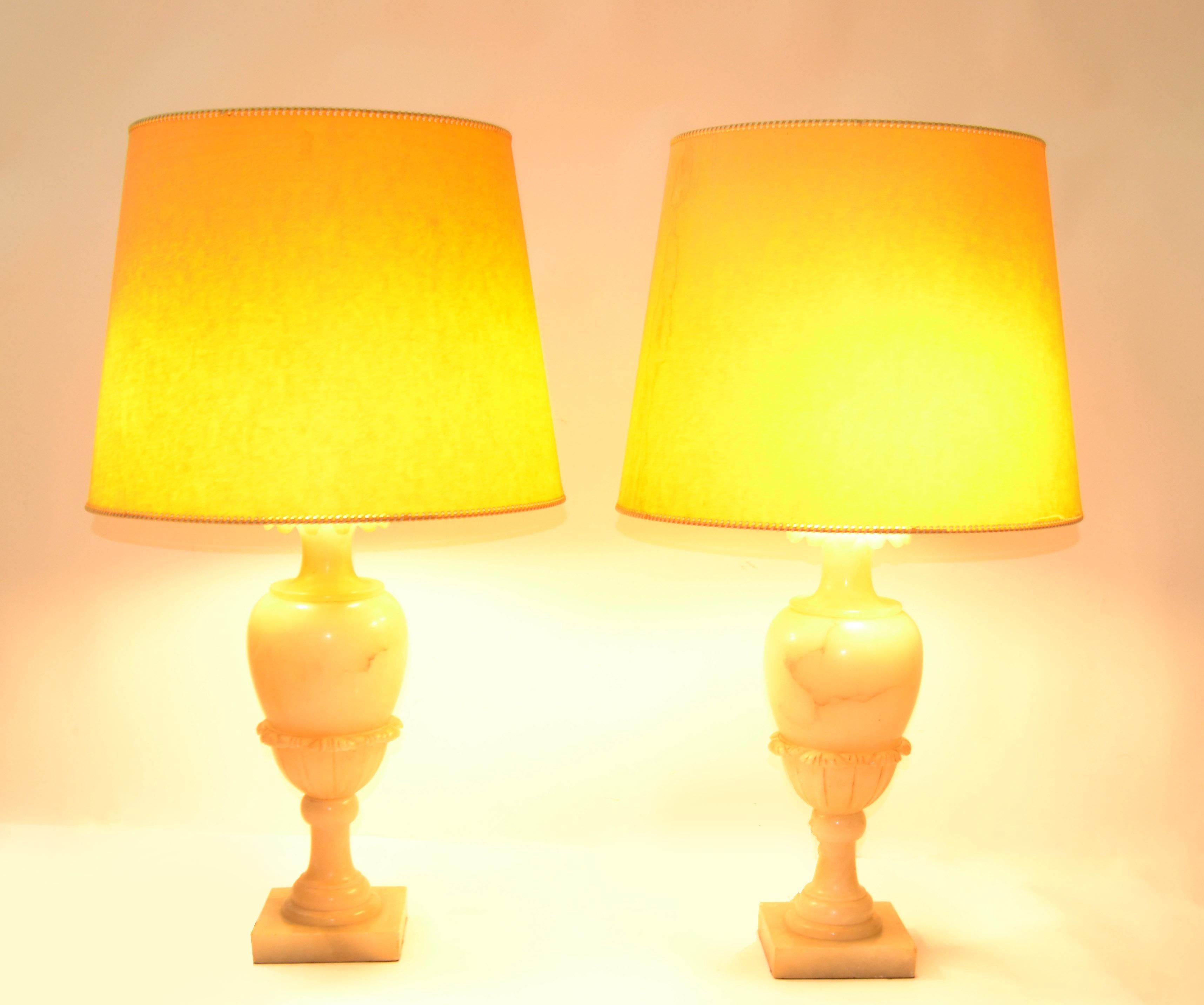 Paar handgeschnitzte Art-Déco-Tischlampen in Urnenform aus Alabaster mit doppelten Fassungen aus Messing  (Handgeschnitzt) im Angebot