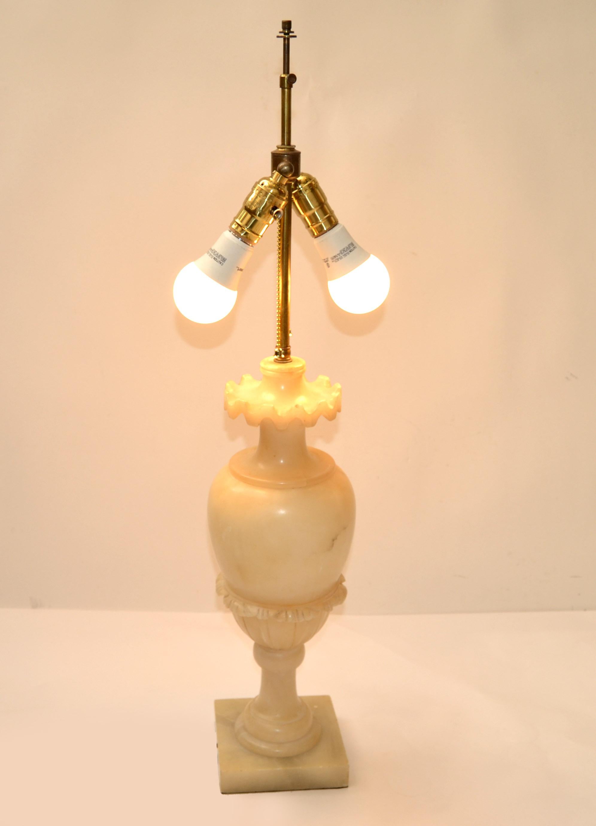 Paire de lampes de bureau Art Déco en forme d'urne en albâtre sculptées à la main avec doubles douilles en laiton  Bon état - En vente à Miami, FL