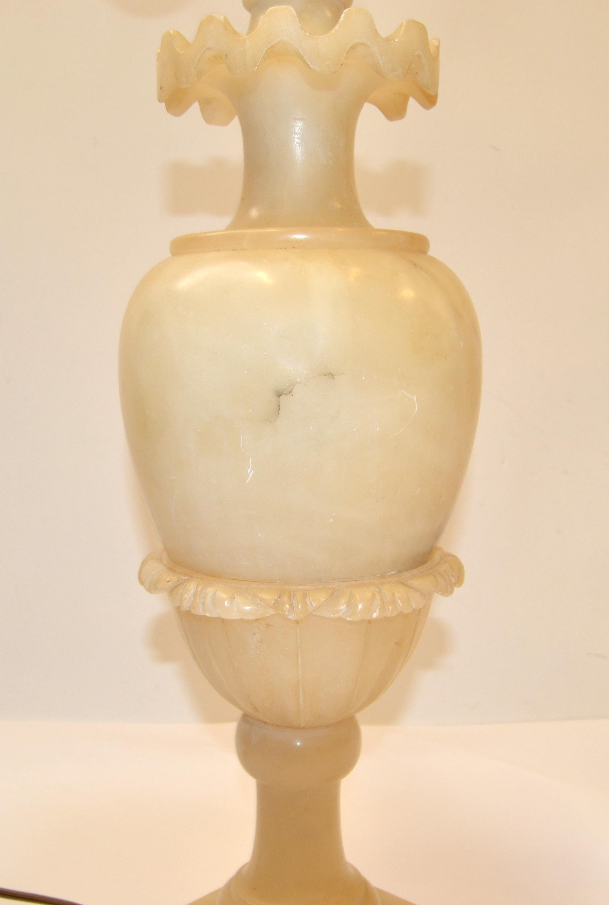 Paar handgeschnitzte Art-Déco-Tischlampen in Urnenform aus Alabaster mit doppelten Fassungen aus Messing  (Mitte des 20. Jahrhunderts) im Angebot