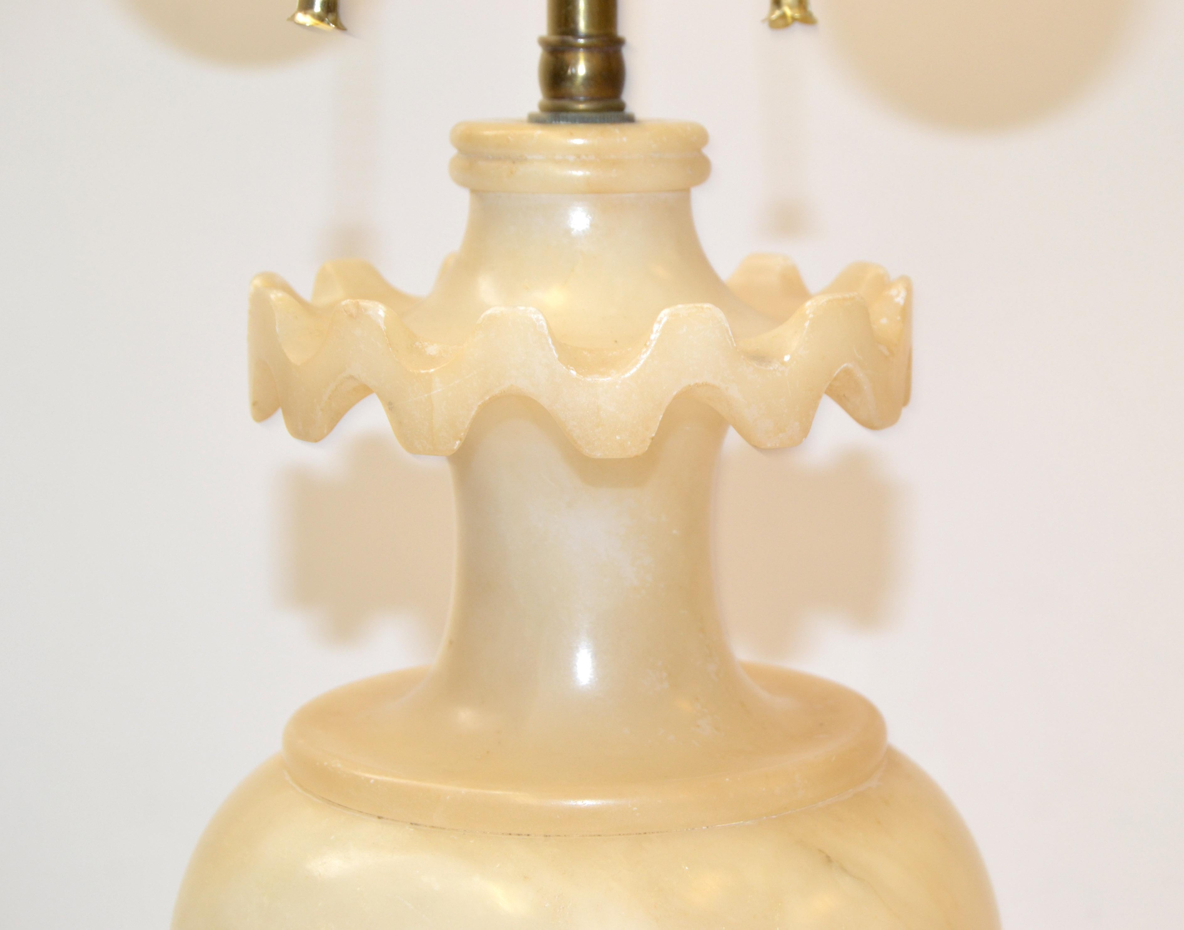 Paar handgeschnitzte Art-Déco-Tischlampen in Urnenform aus Alabaster mit doppelten Fassungen aus Messing  (Metall) im Angebot