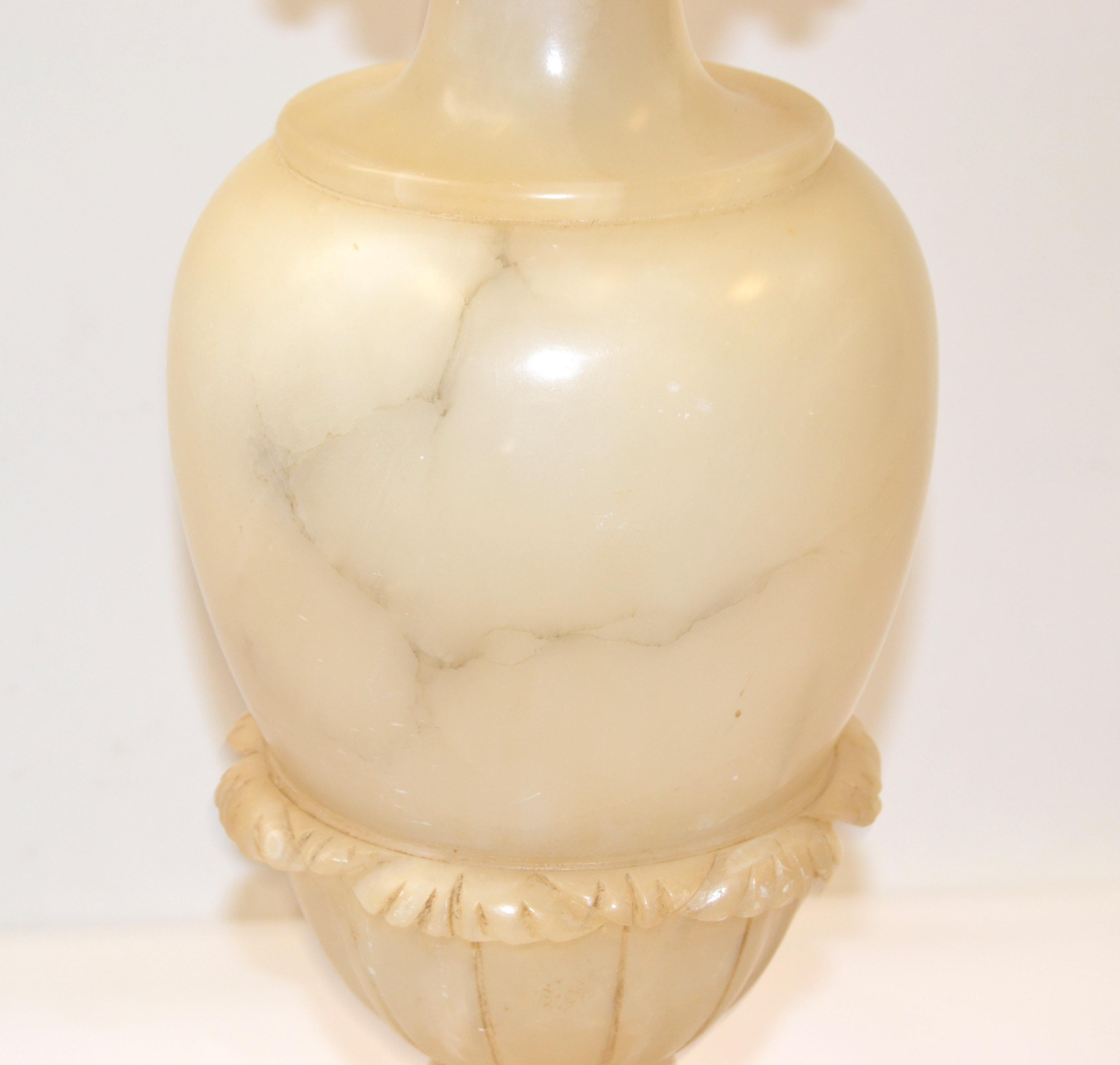 Paire de lampes de bureau Art Déco en forme d'urne en albâtre sculptées à la main avec doubles douilles en laiton  en vente 1
