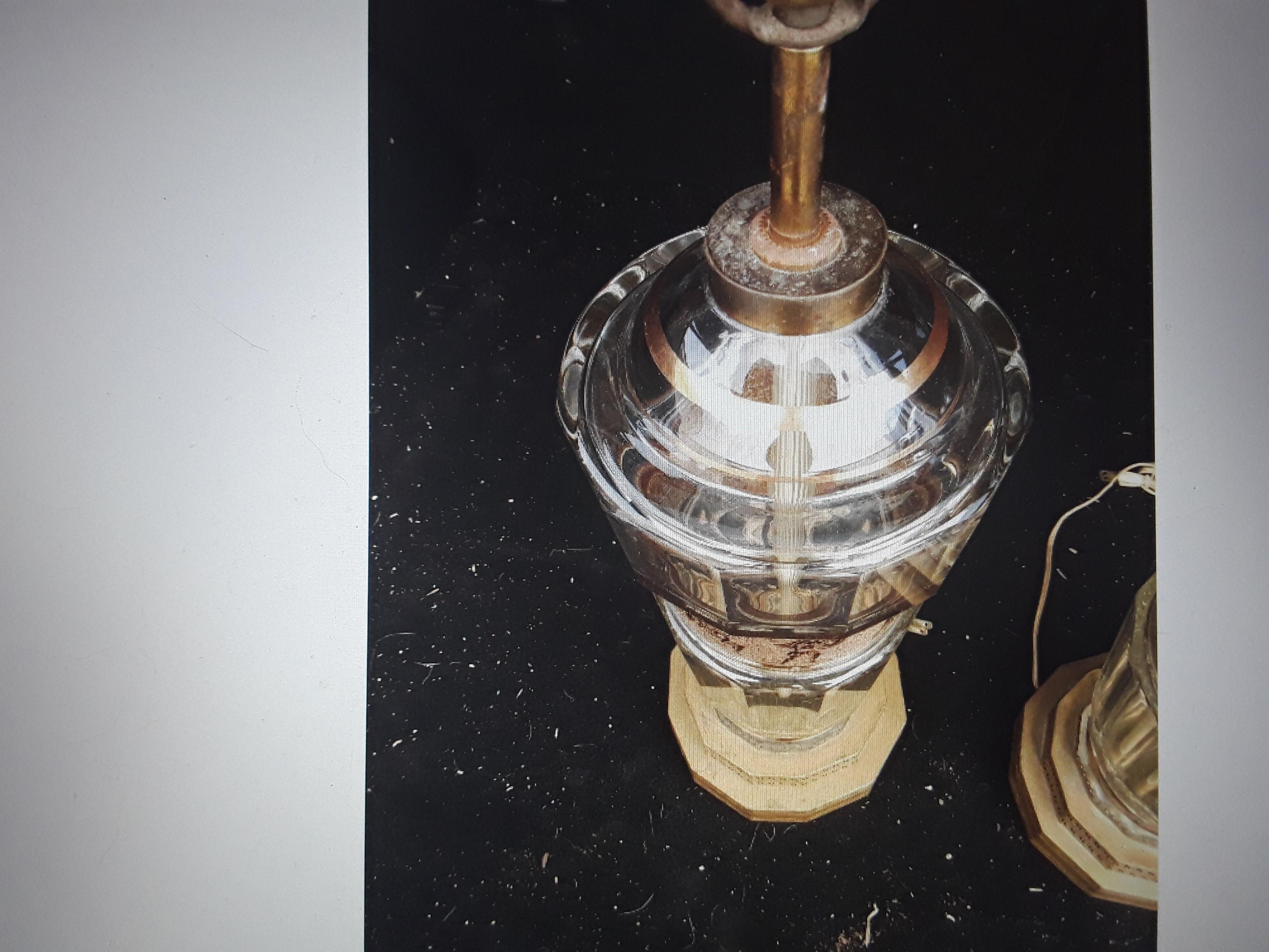 Paire de lampes de table Art Déco Josef Hoffmann en verre biseauté avec gladiateur romain doré Bon état - En vente à Opa Locka, FL