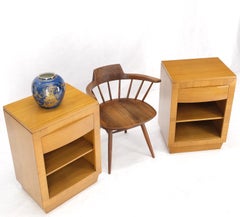 Paire de tables de nuit Art Déco mi-siècle moderne en acajou blond avec 1 tiroir et étagère en menthe