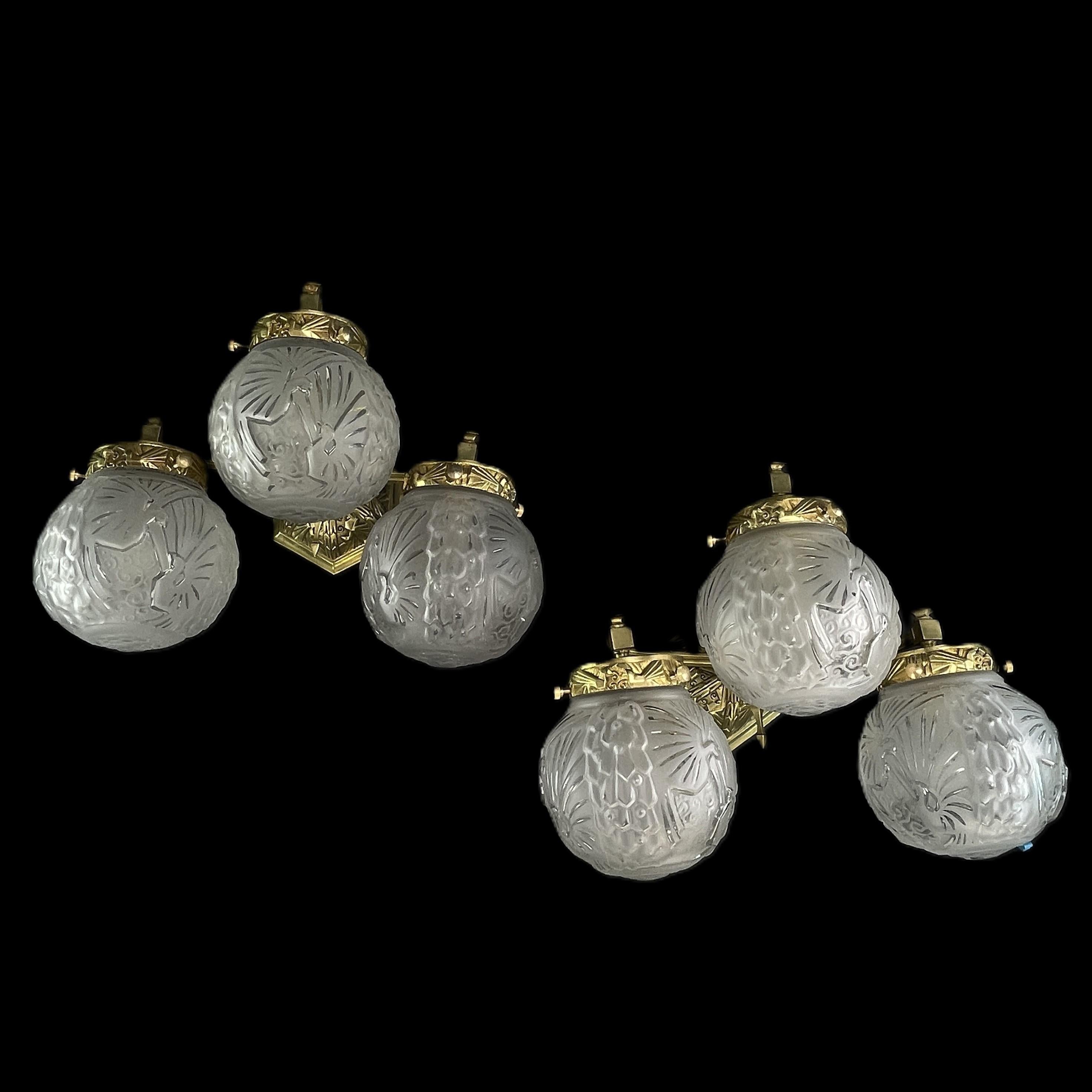 Art Deco wall sconce by Muller Frères - 1920s

These rare wall lights with the well-known peacock motif are characterised by their simple and functional Art Deco design. The motif is not only found on the glass, but also on the mounting.

The