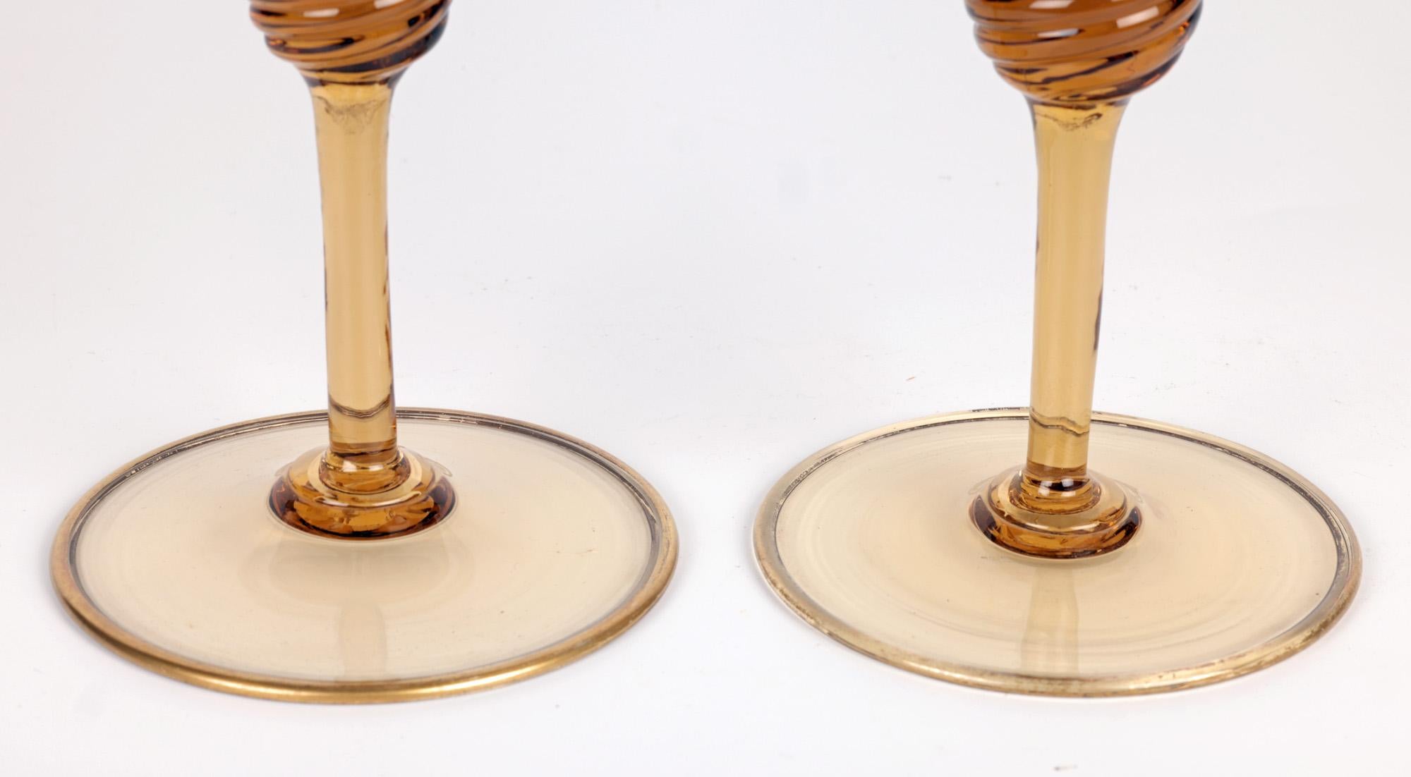 Pareja de copas de vino de ámbar de Murano Art Decó MVM Cappellin, hacia 1925 en venta 5