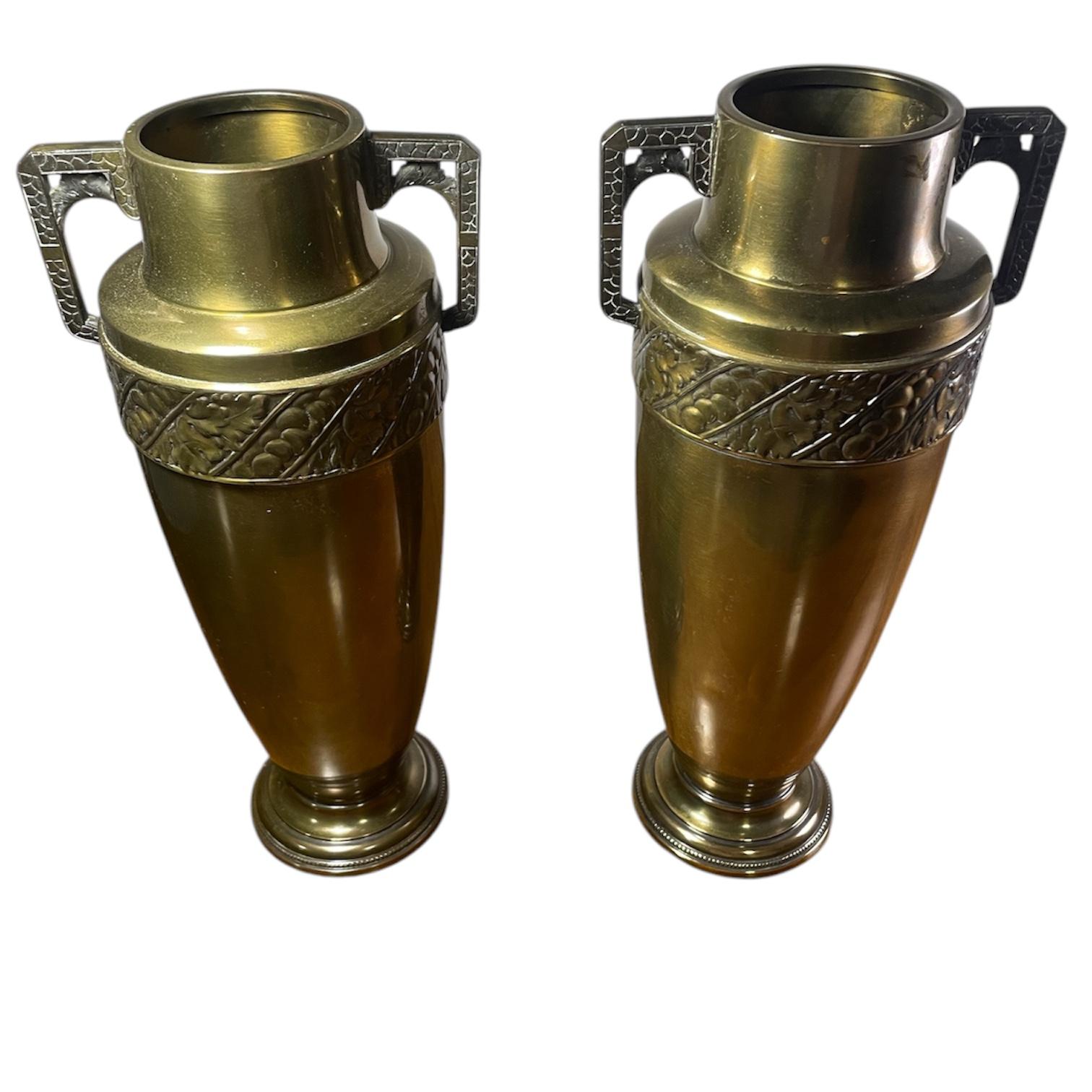 Coppia di grandi vasi in ottone. Questi vasi di grande effetto sono perfetti per aggiungere un tocco di brillantezza a una libreria elegante, a una mensola o a un tavolo da pranzo. Si prega di notare che presentano alcune ammaccature e potrebbero