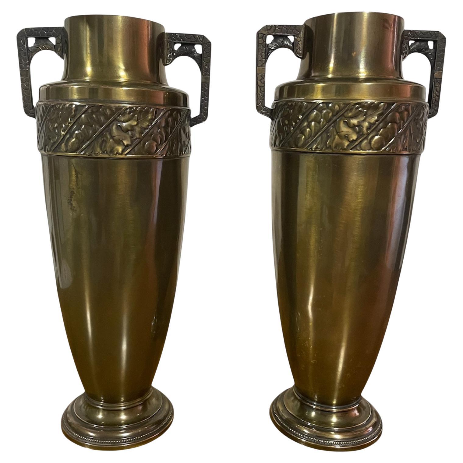 Paar Vasen in Form einer Amphora aus Messing im Art Deco-Stil