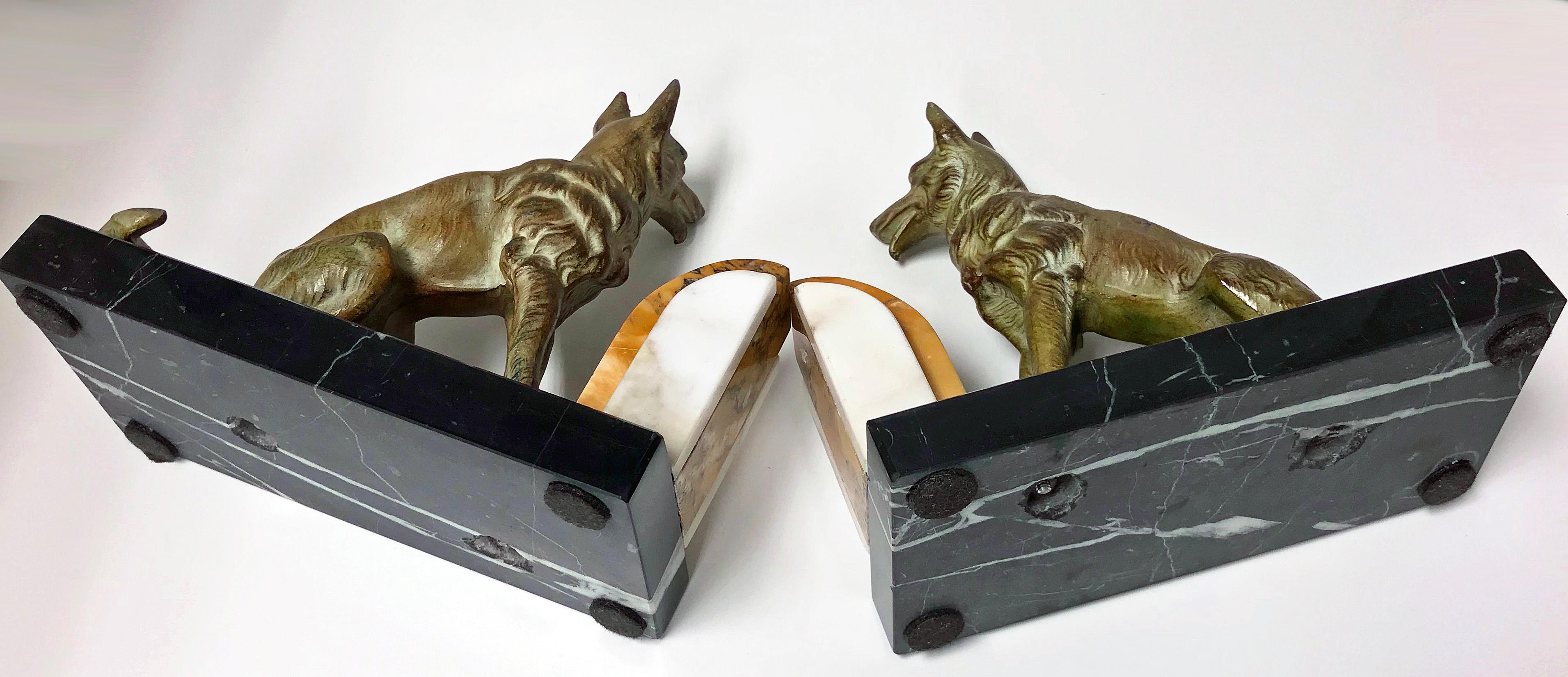 Pair of Art Deco patinated Bronze Dog Bookends, France, circa 1930 im Zustand „Gut“ in Toronto, Ontario