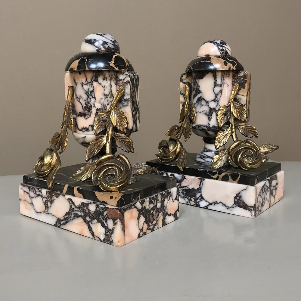 Pair Art Deco Period French Bronze and Marble Cassolettes or Bookends (Frühes 20. Jahrhundert)