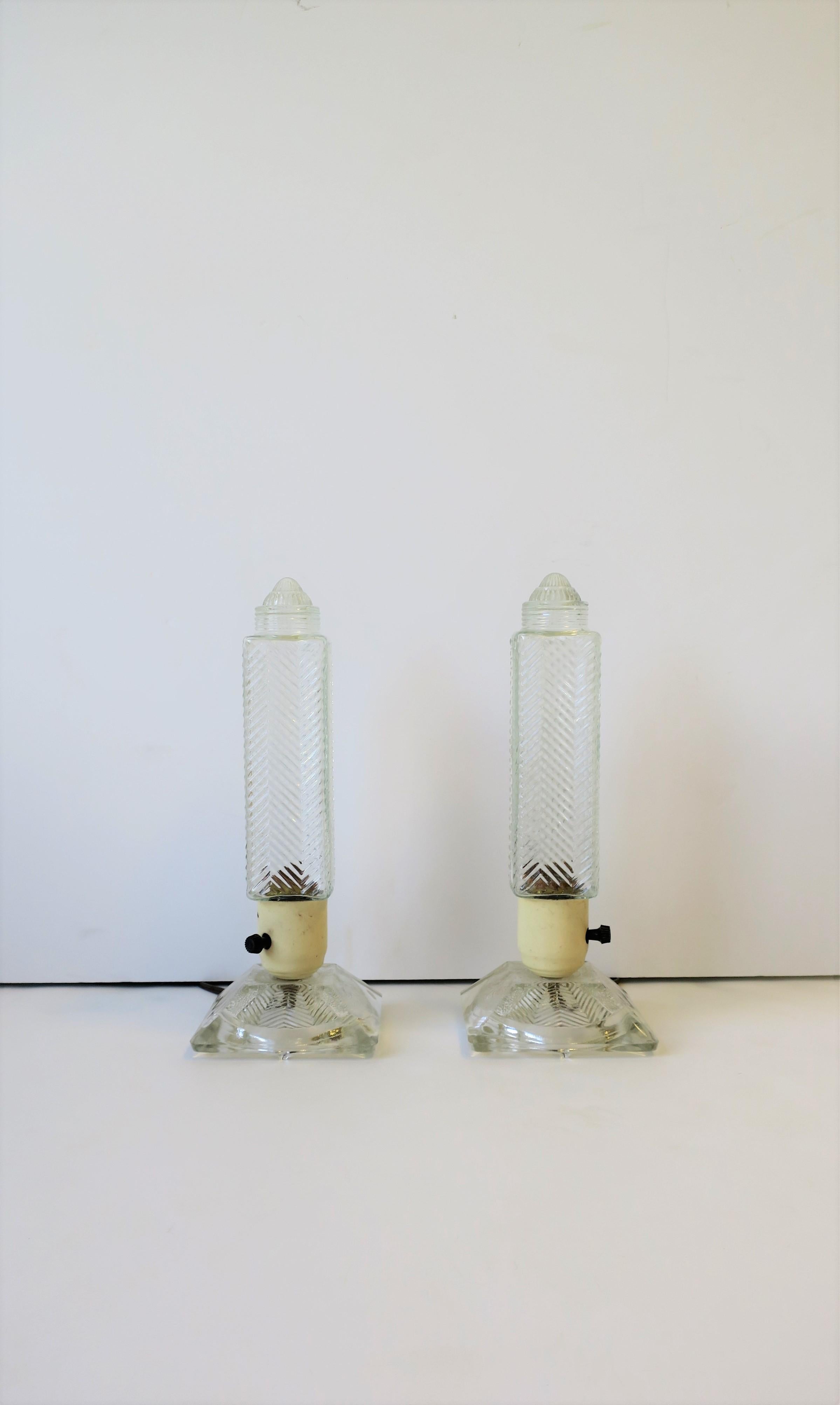 Art-Déco-Glas-Tisch- oder Nachttischlampen, Paar (Art déco) im Angebot