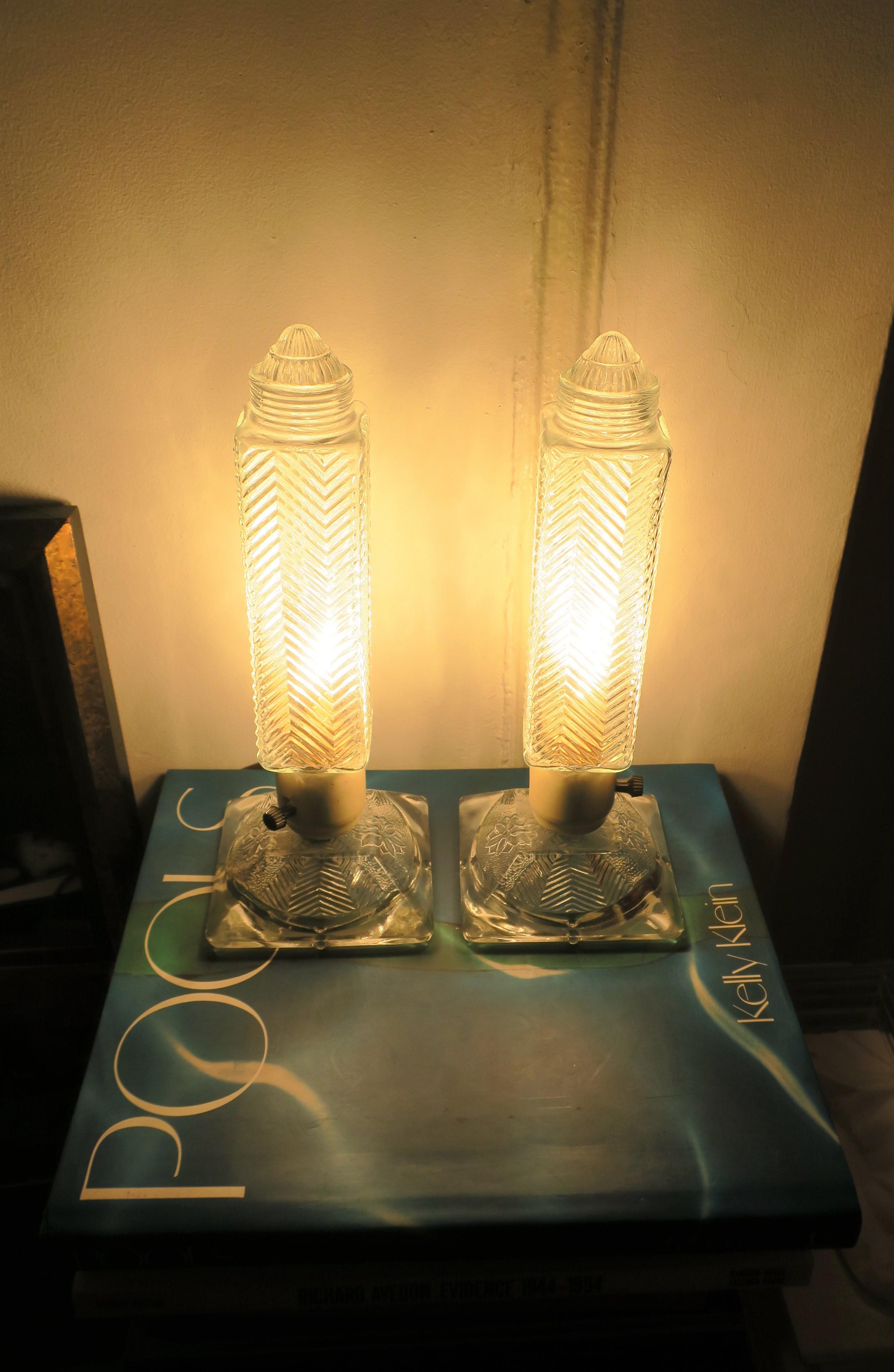 Paire de lampes de table ou de chevet en verre de style Art déco Bon état - En vente à New York, NY