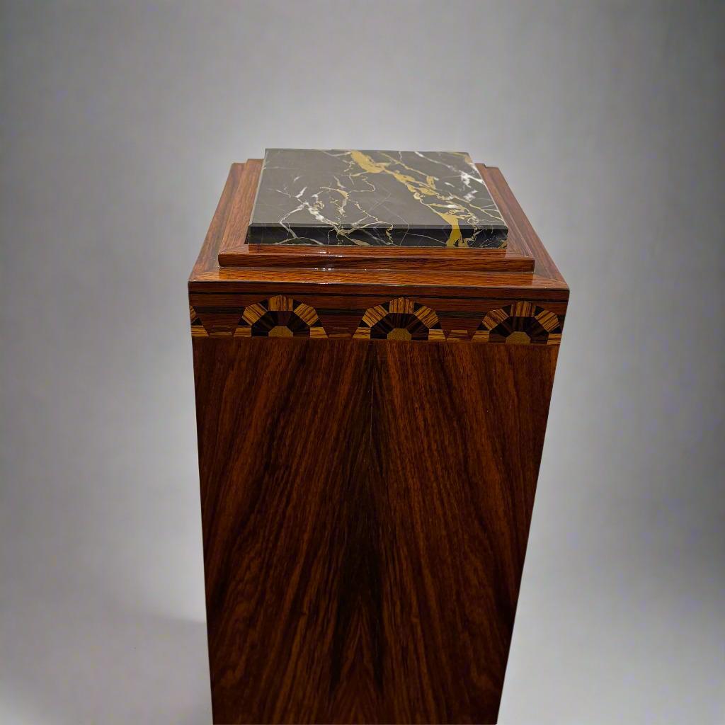 Paar Art Deco Periode Pedestal Säulen Frankreich um 1930 im Zustand „Gut“ im Angebot in New York, NY
