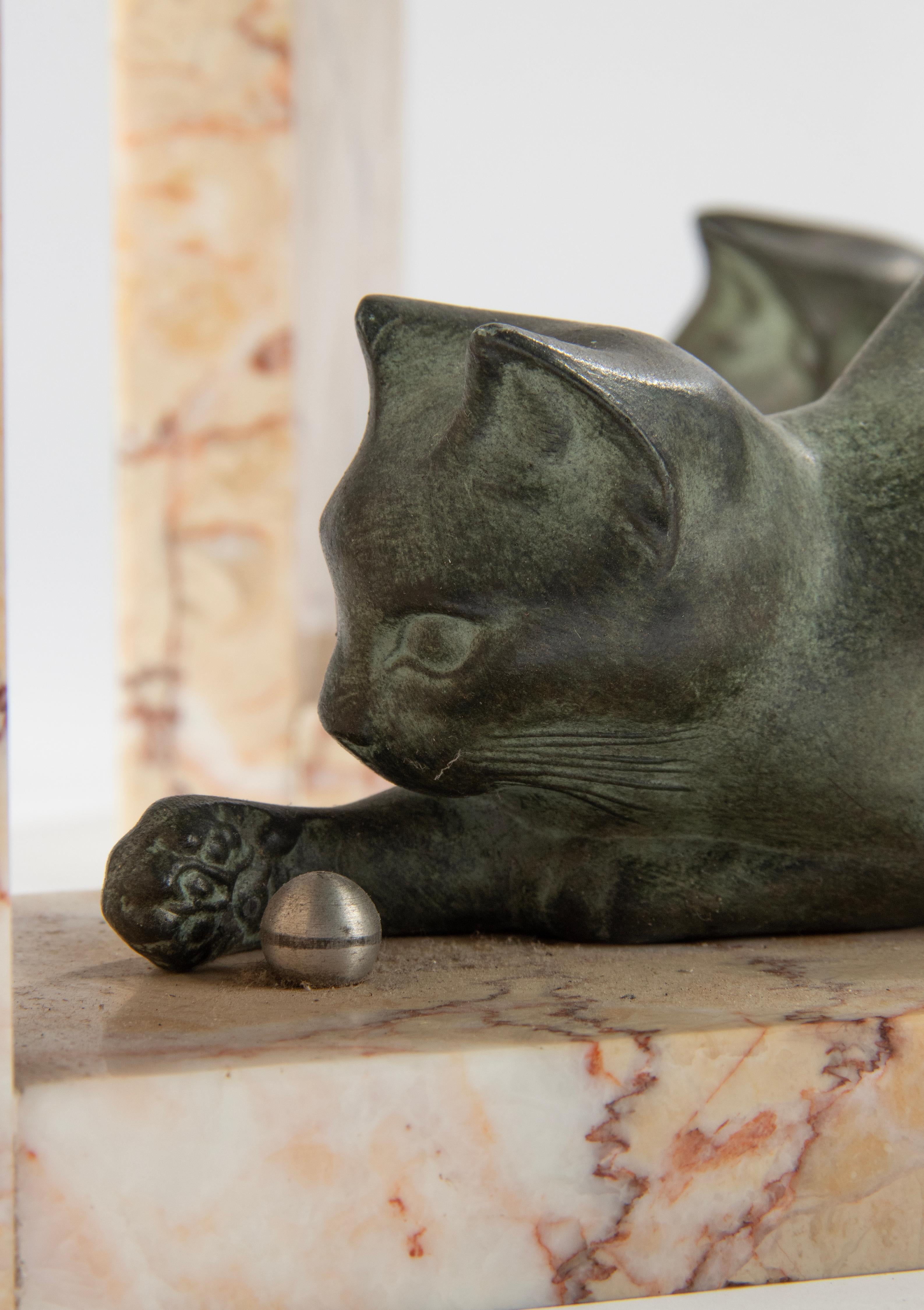 Ein Paar Zinn-Buchstützen aus der Art-Déco-Zeit mit spielenden Katzen von Marti Font im Angebot 3