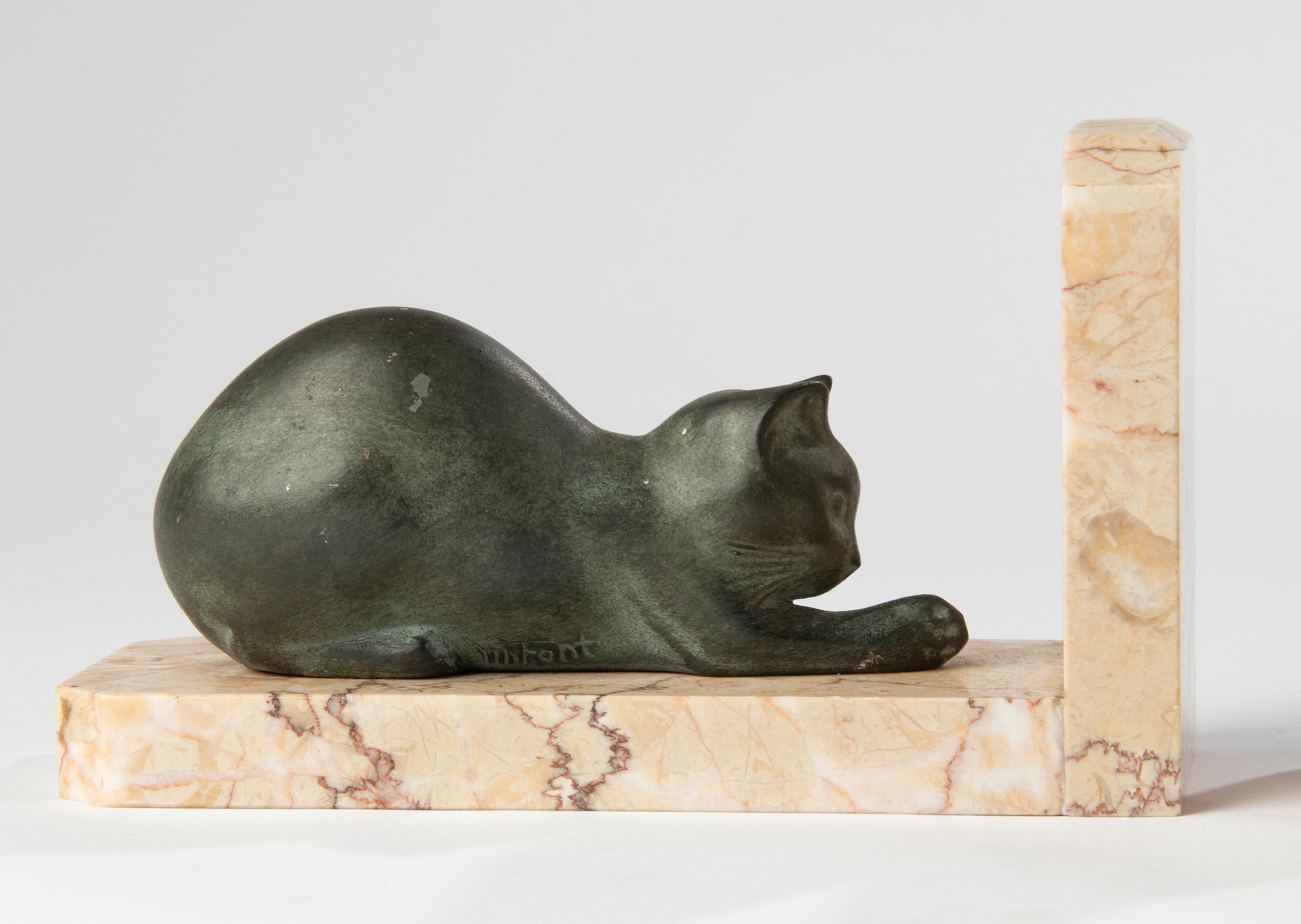Ein Paar Zinn-Buchstützen aus der Art-Déco-Zeit mit spielenden Katzen von Marti Font (Art déco) im Angebot