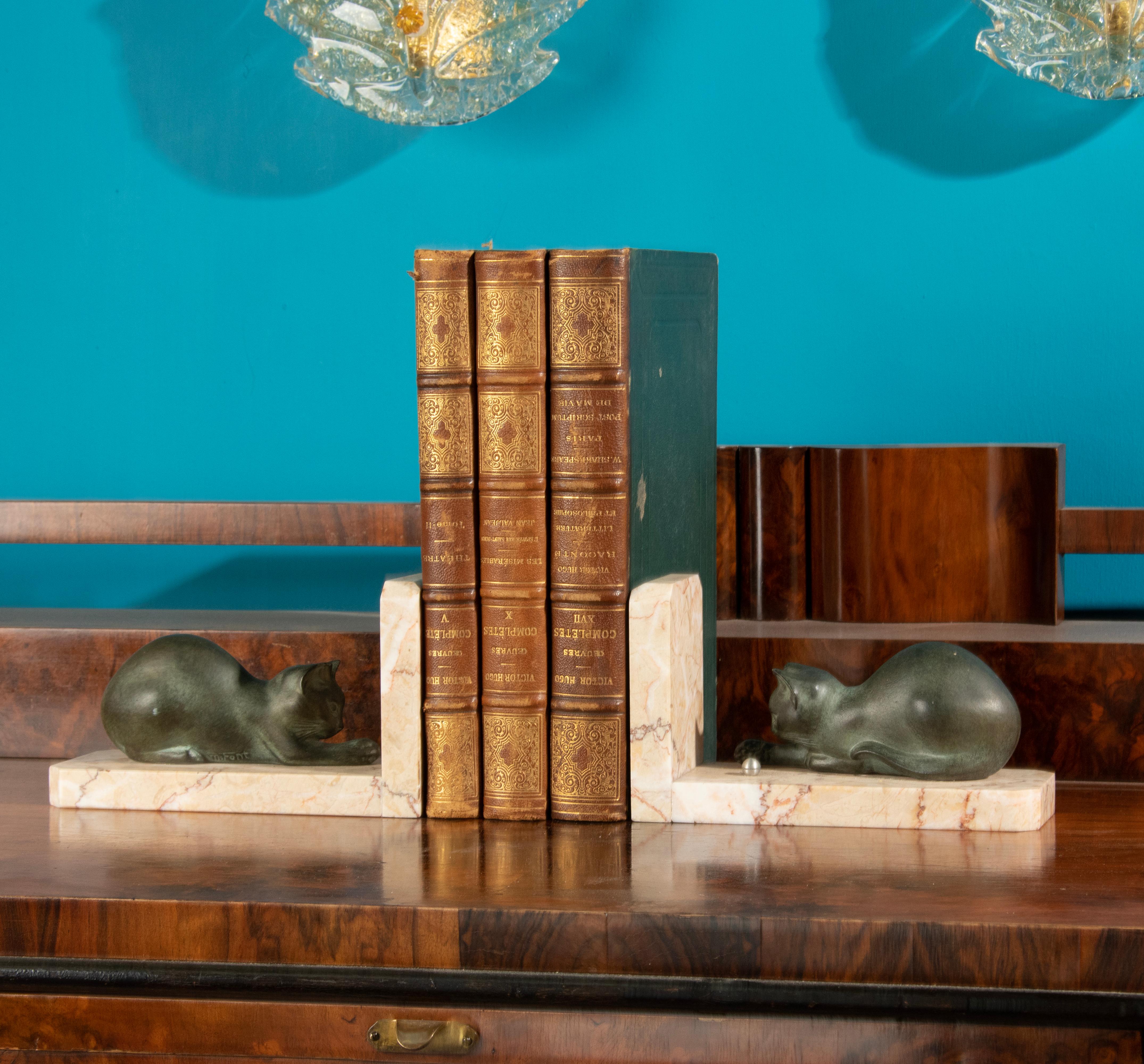 Pair Art Deco Period Spelter Bookends with Playing Cats by Marti Font In Good Condition For Sale In Casteren, Noord-Brabant