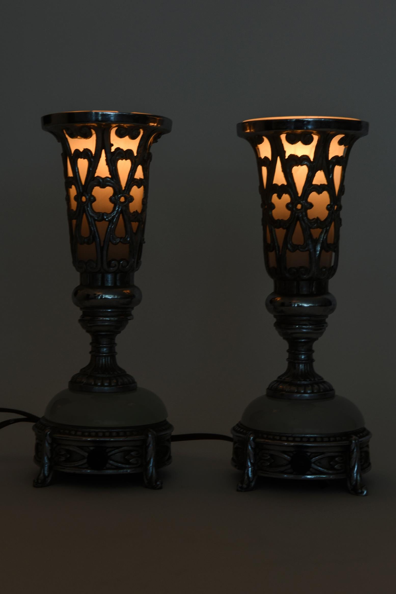 Paar romantische Art-Déco-Tischlampen aus durchbrochenem Chrom und weißem Milchglas im Angebot 4