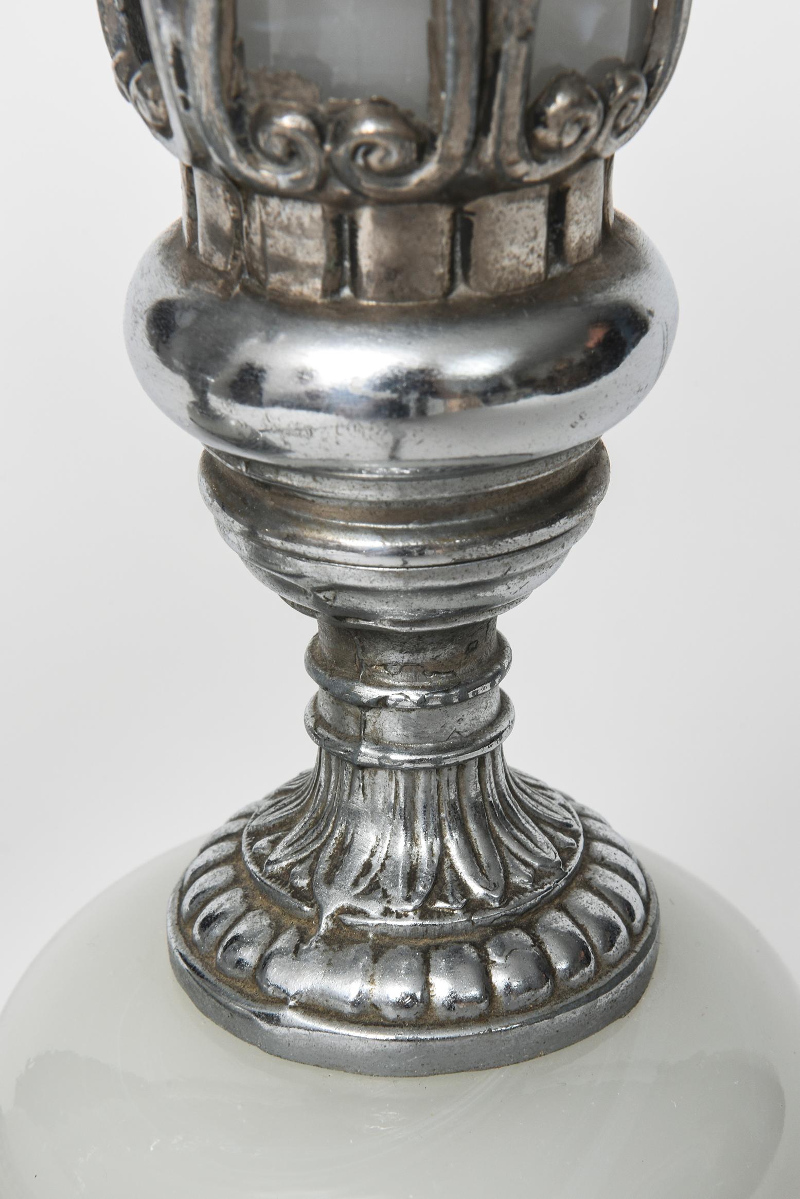 Paire de lampes de bureau romantiques Art Déco en chrome percé et verre dépoli blanc en vente 3