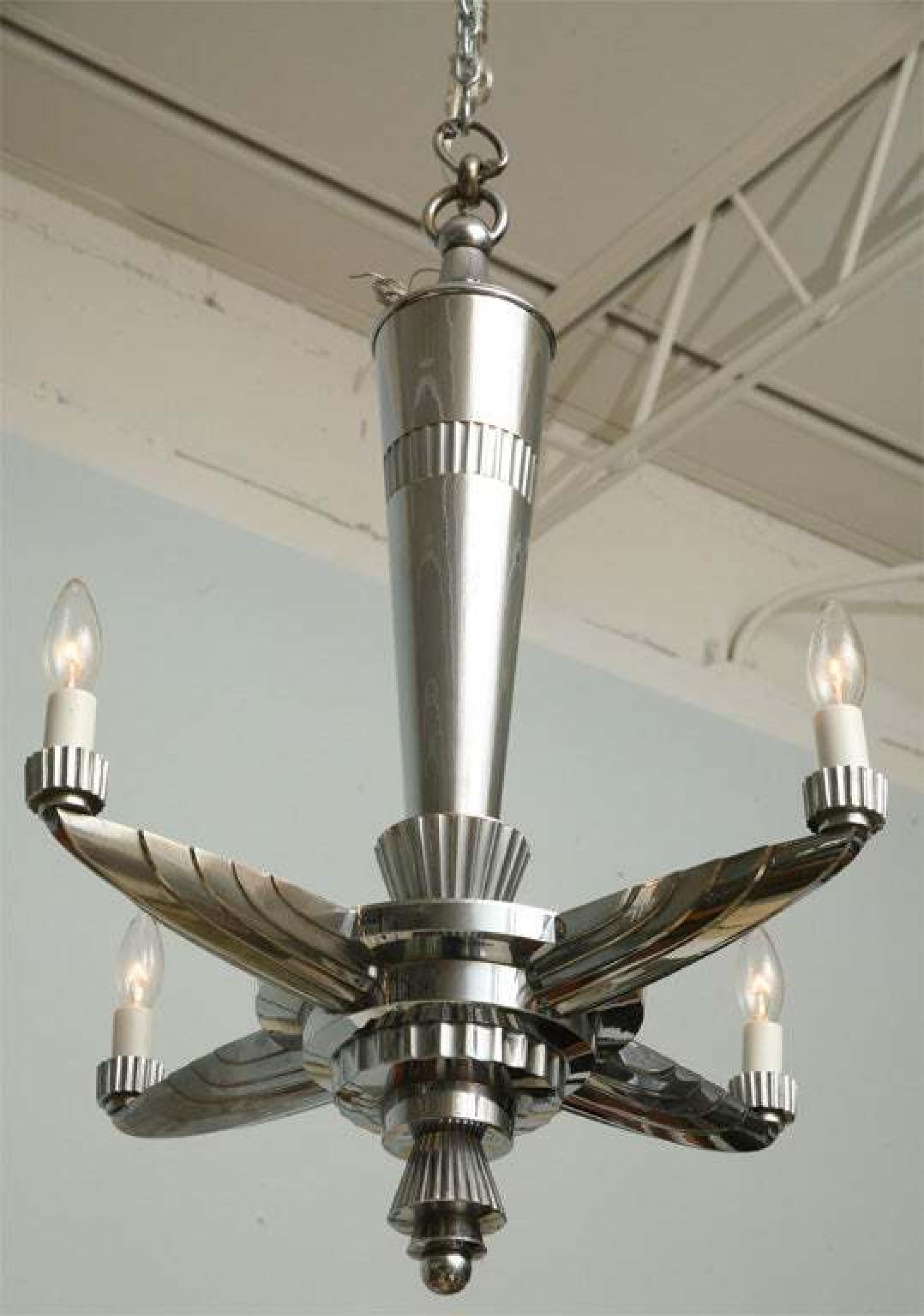 COPPIA di lampadario Art Deco a quattro bracci in nichel lucido e bronzo con finiture scanalate e  stelo conico rotondo (PREZZO A COPPIA)