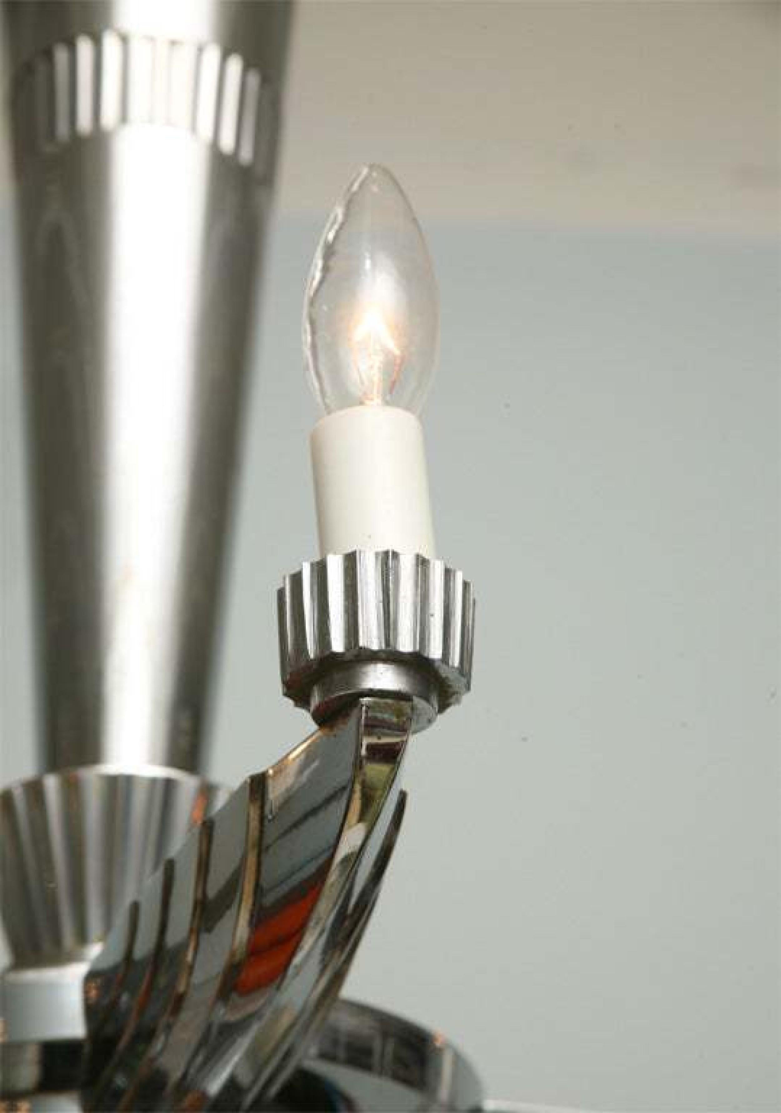 Lucidato Coppia di lampadari Art Deco a quattro bracci in nichel lucido e bronzo in vendita