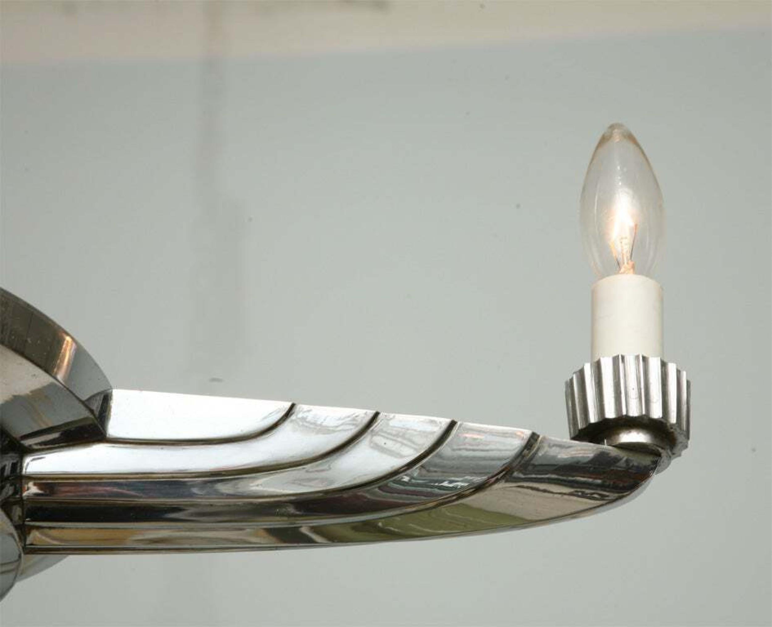 Coppia di lampadari Art Deco a quattro bracci in nichel lucido e bronzo In condizioni buone in vendita a Queens, NY