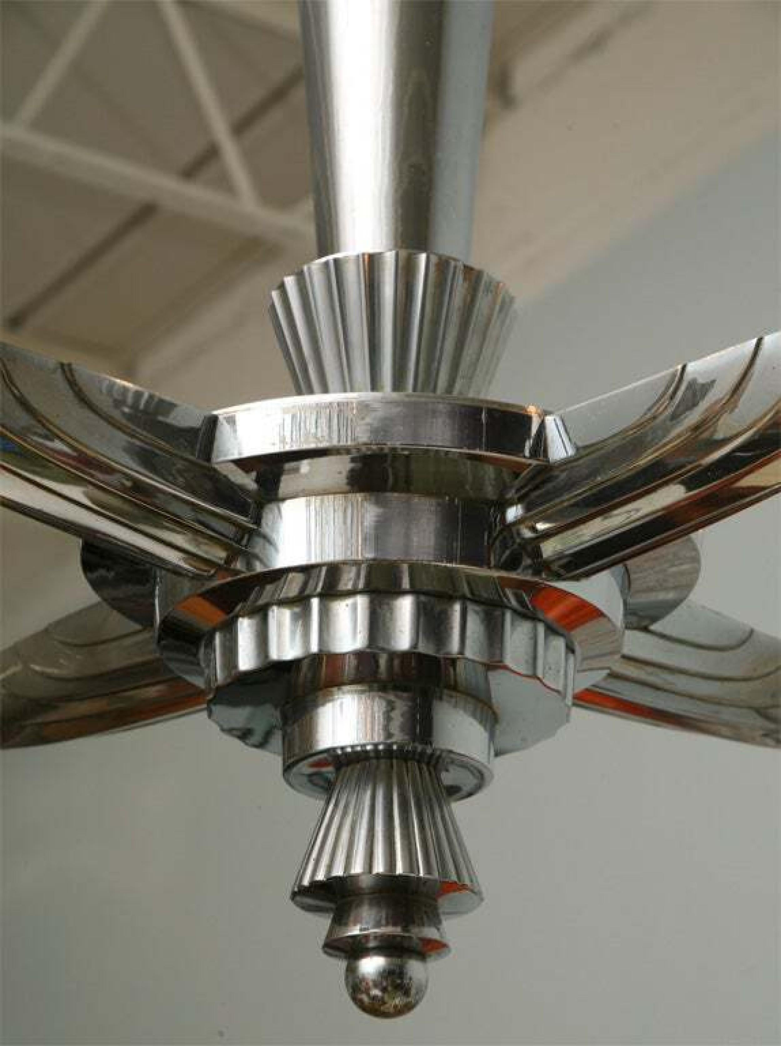 XX secolo Coppia di lampadari Art Deco a quattro bracci in nichel lucido e bronzo in vendita