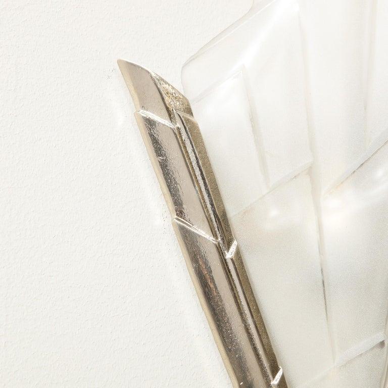 Coppia di lampade Art Deco in bronzo argentato e vetro smerigliato, firmate Degue'. 4