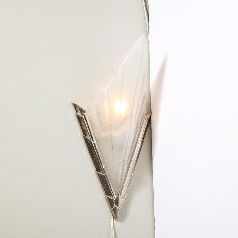 Francese Coppia di lampade Art Deco in bronzo argentato e vetro smerigliato, firmate Degue'.