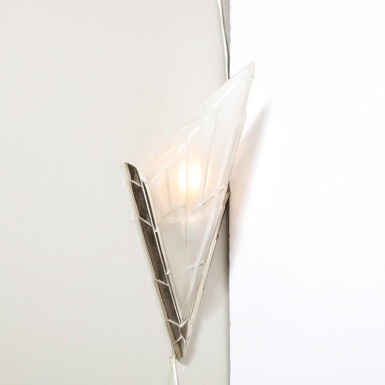 Coppia di lampade Art Deco in bronzo argentato e vetro smerigliato, firmate Degue'. In condizioni ottime a New York, NY