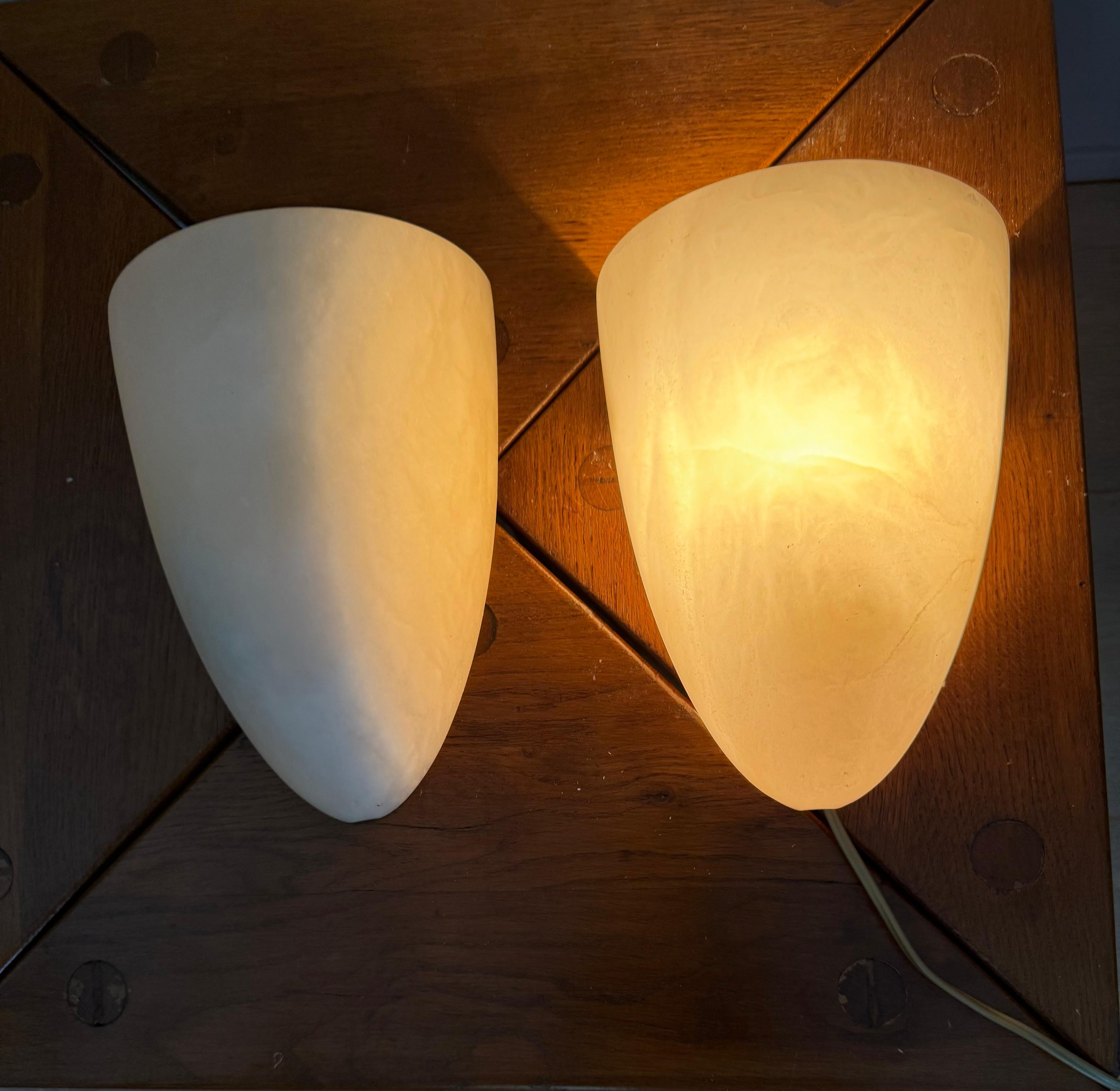 Paar Art Deco Stil Cocoon Form Midcentury Modern Era Alabaster Wandleuchter im Angebot 2