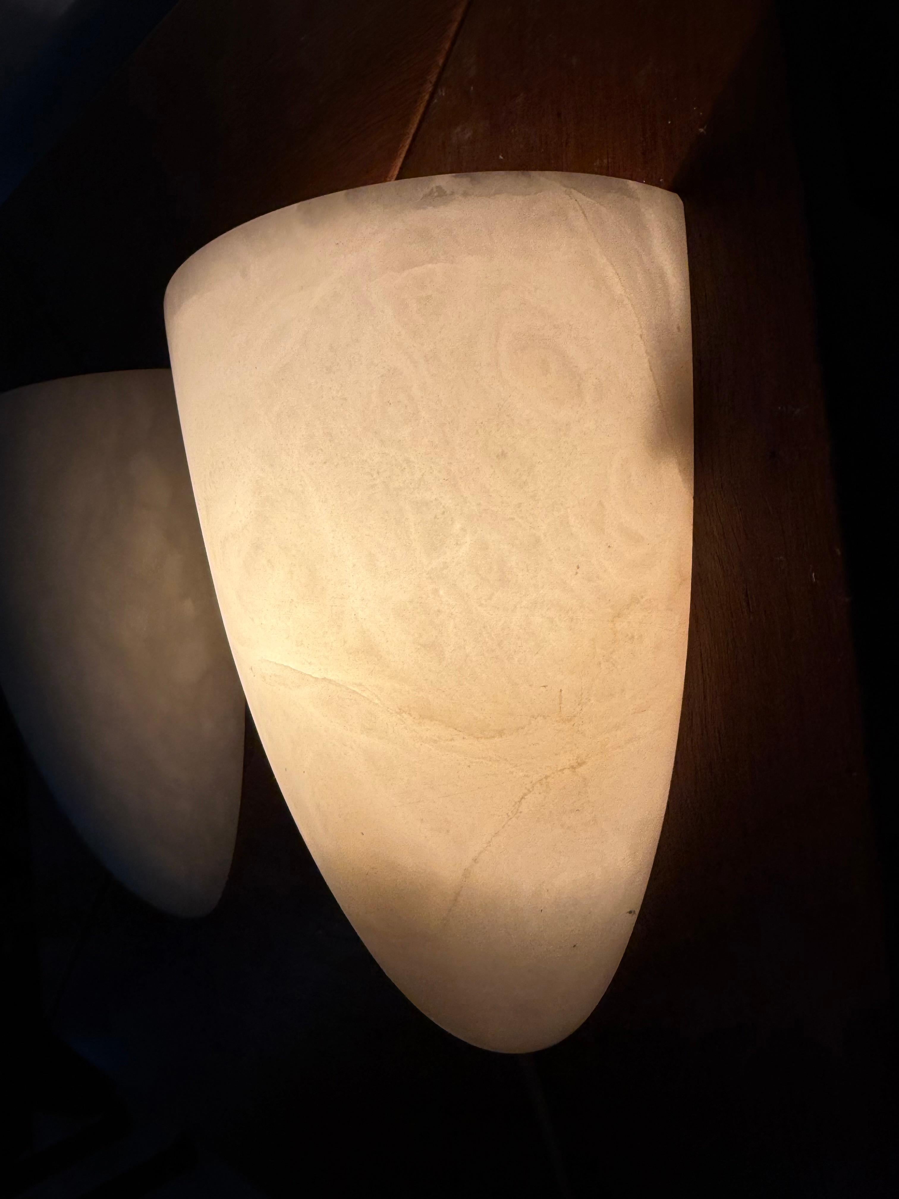 Paar Art Deco Stil Cocoon Form Midcentury Modern Era Alabaster Wandleuchter im Angebot 3
