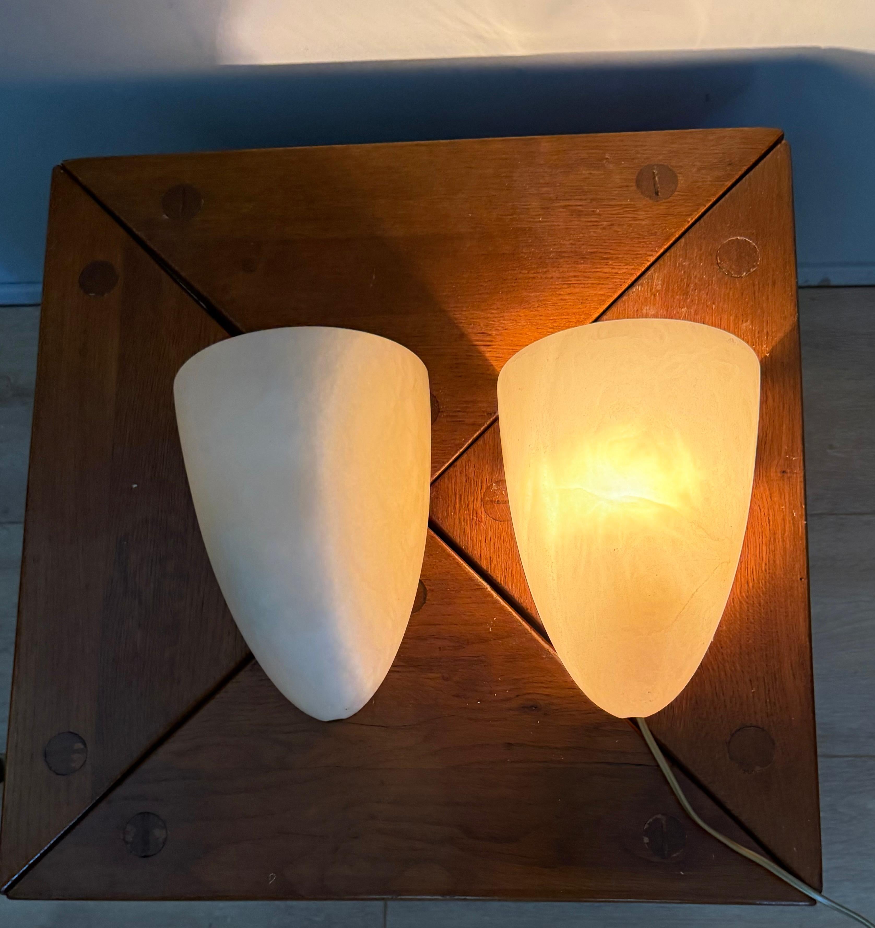 Paar Art Deco Stil Cocoon Form Midcentury Modern Era Alabaster Wandleuchter im Angebot 4
