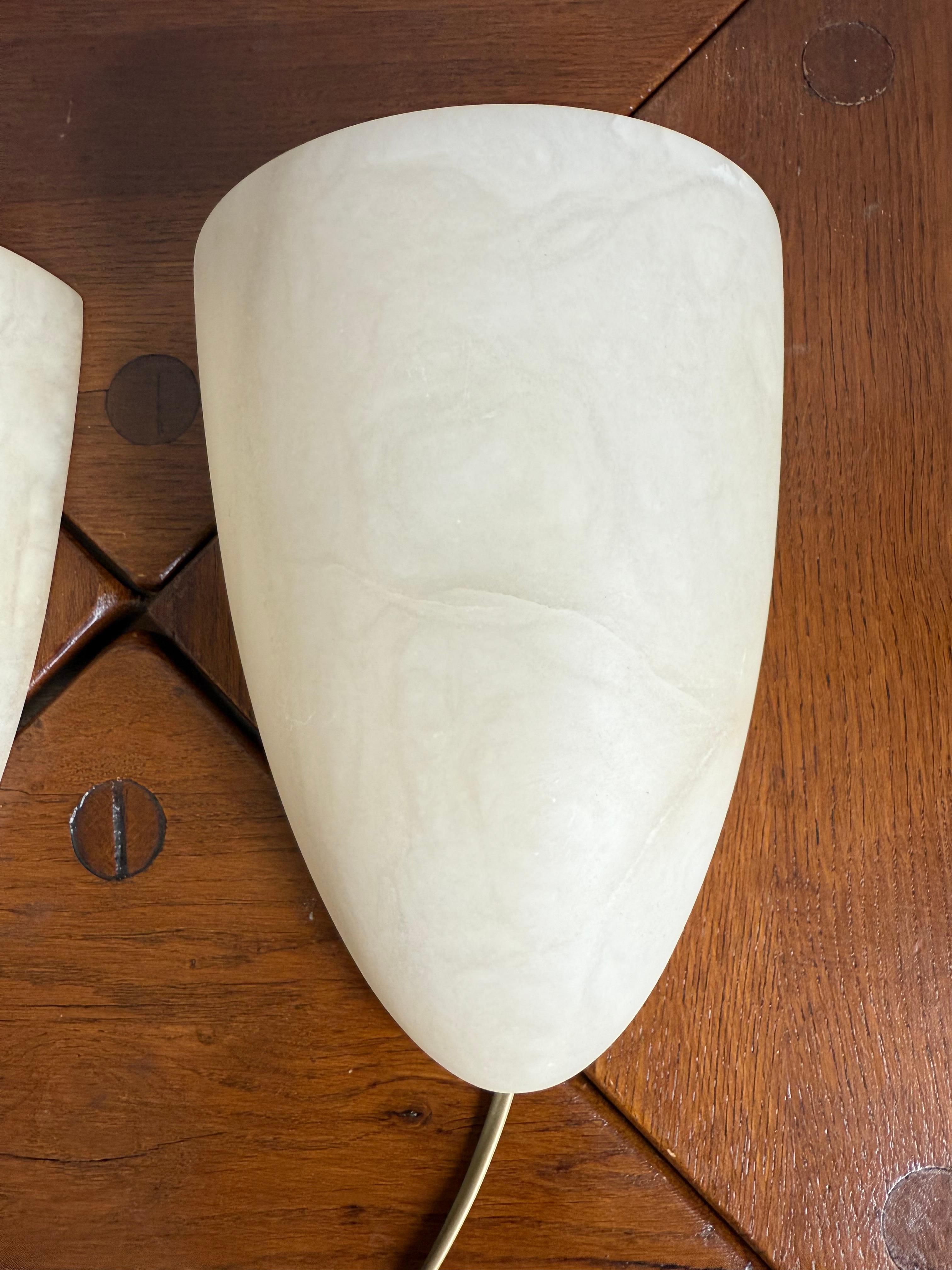 Pareja de Apliques de Pared de Alabastro de Estilo Art Decó con Forma de Capullo de la Época Moderna de Mediados de Siglo en Bueno estado para la venta en Lisse, NL
