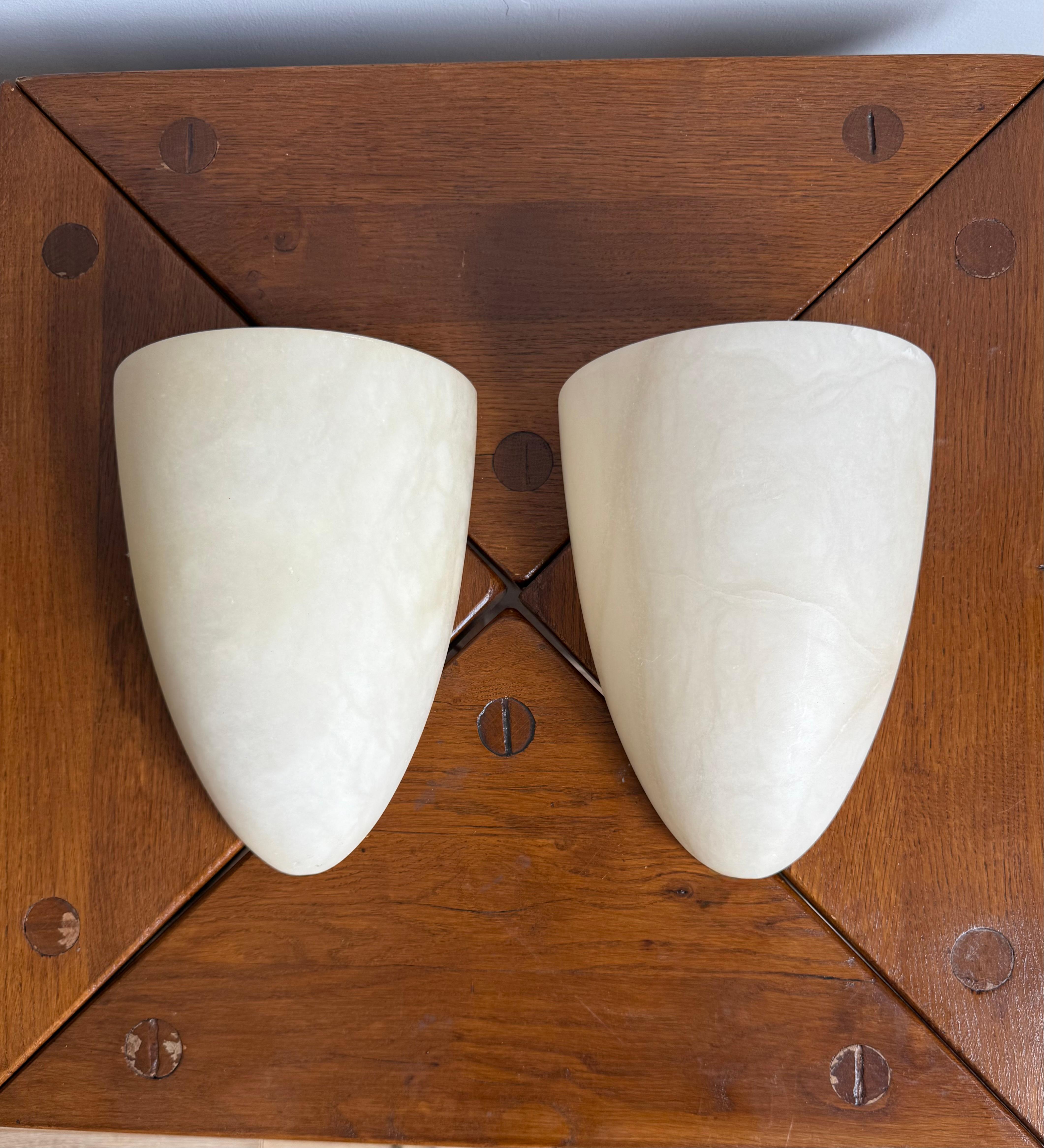 Pareja de Apliques de Pared de Alabastro de Estilo Art Decó con Forma de Capullo de la Época Moderna de Mediados de Siglo siglo XX en venta