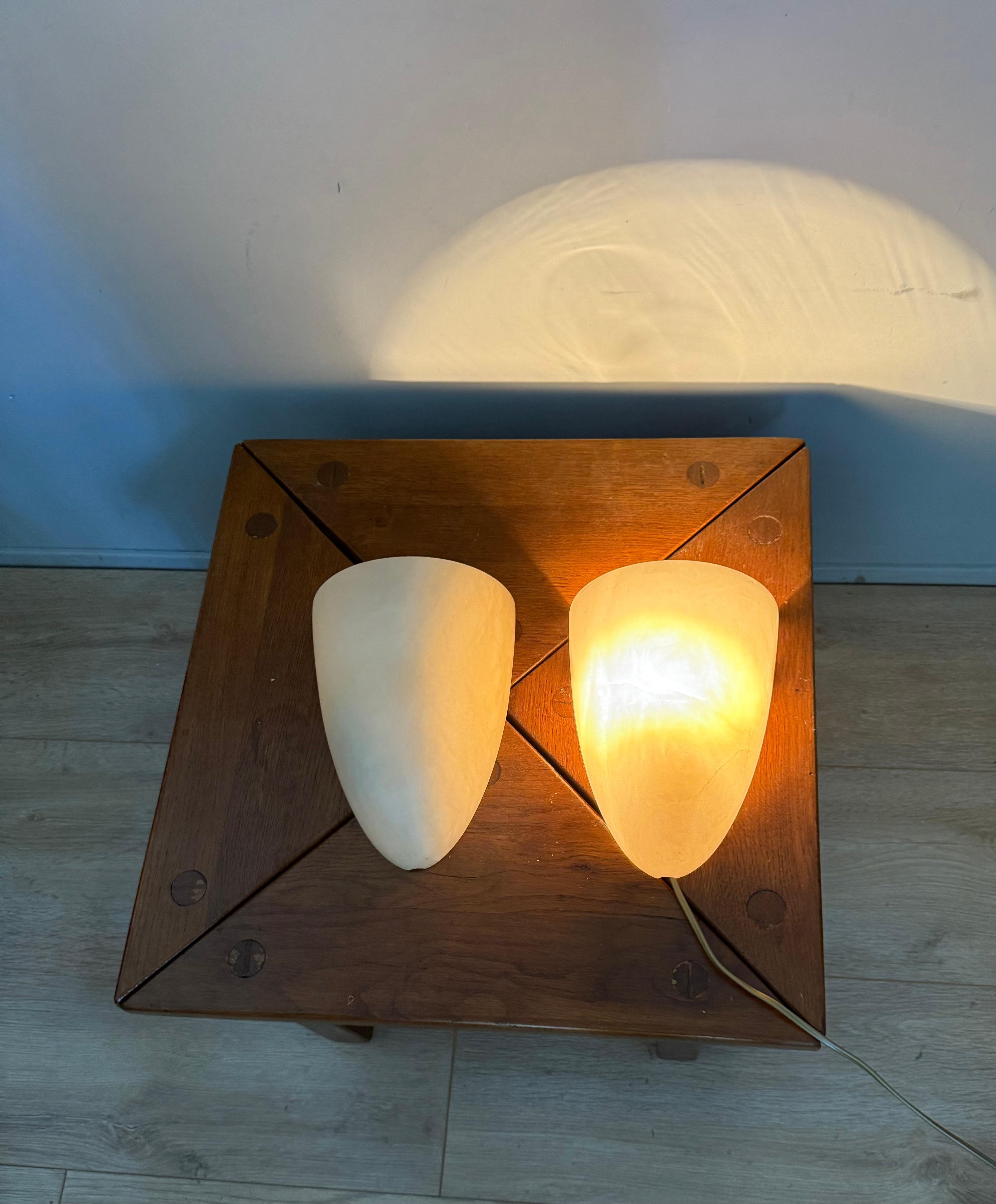 Paar Art Deco Stil Cocoon Form Midcentury Modern Era Alabaster Wandleuchter im Angebot 1