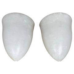 Pareja de Apliques de Pared de Alabastro Blanco en Forma de Capullo de la Época Medieval de Estilo Art Decó