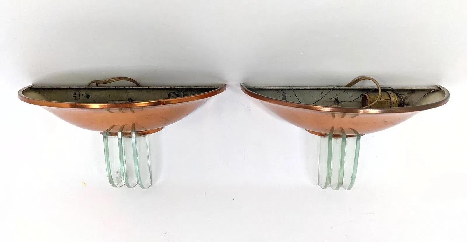 Pareja de elegantes Apliques de Pared de Estilo Art Déco de Cobre y Cristal, Francia años 70,  
con forma de 1/4  de esfera, con 4 hojas de cristal como base  soporte , cableado  para uso estadounidense. 

Nota : según un diseño original destinado a