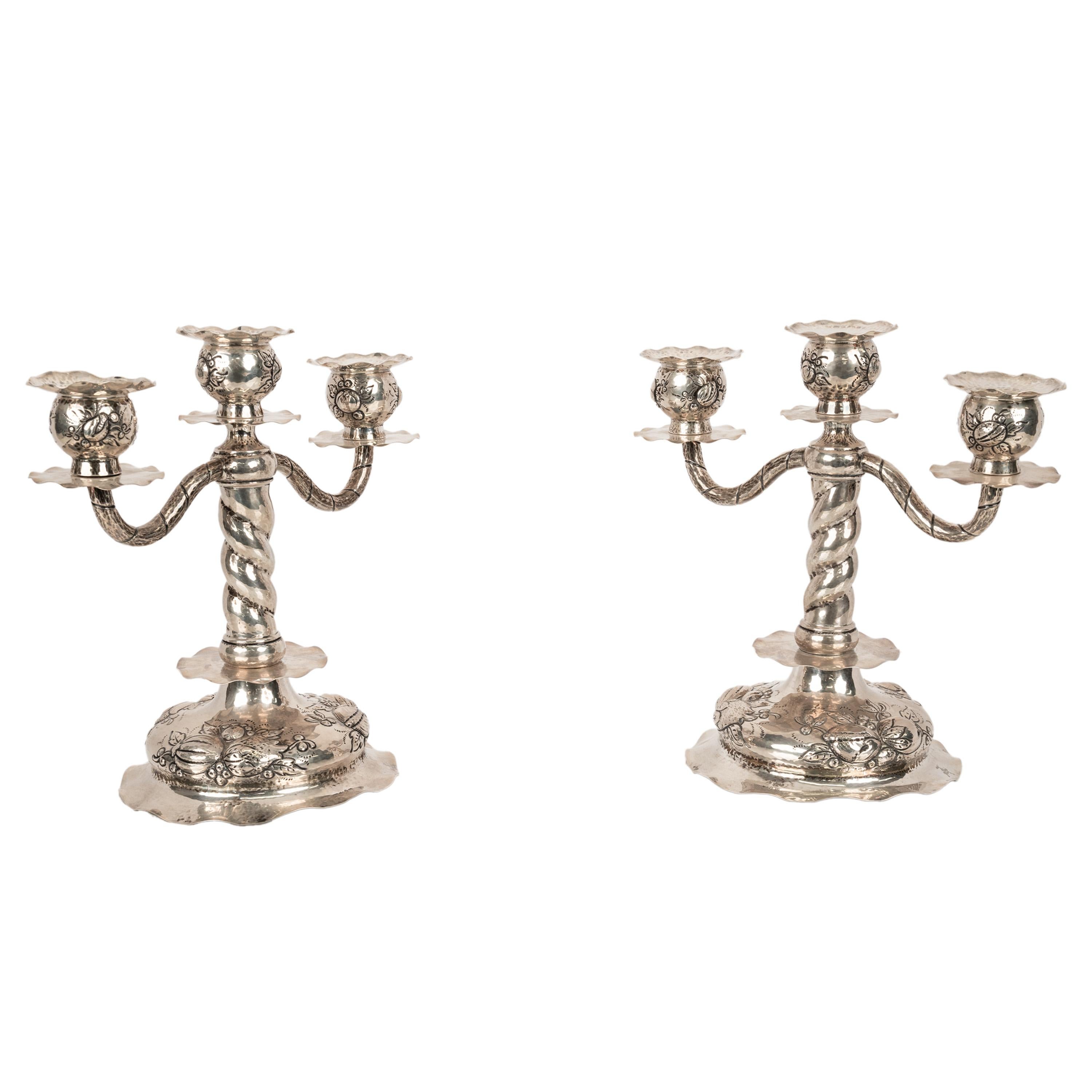 Sbalzo Coppia di candelabri a 3 rami in argento Art Deco svedese C.C. Hallberg 1927 in vendita